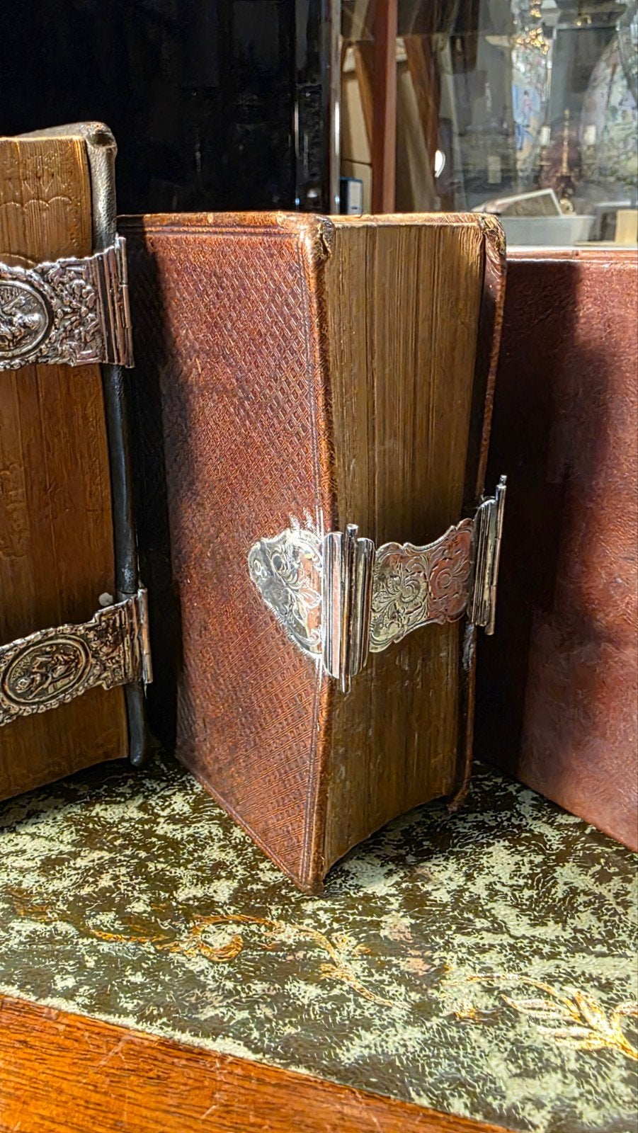 4 bijbels waarvan 3 zilveren en 1 gouden, Antiek en Kunst, Ophalen of Verzenden