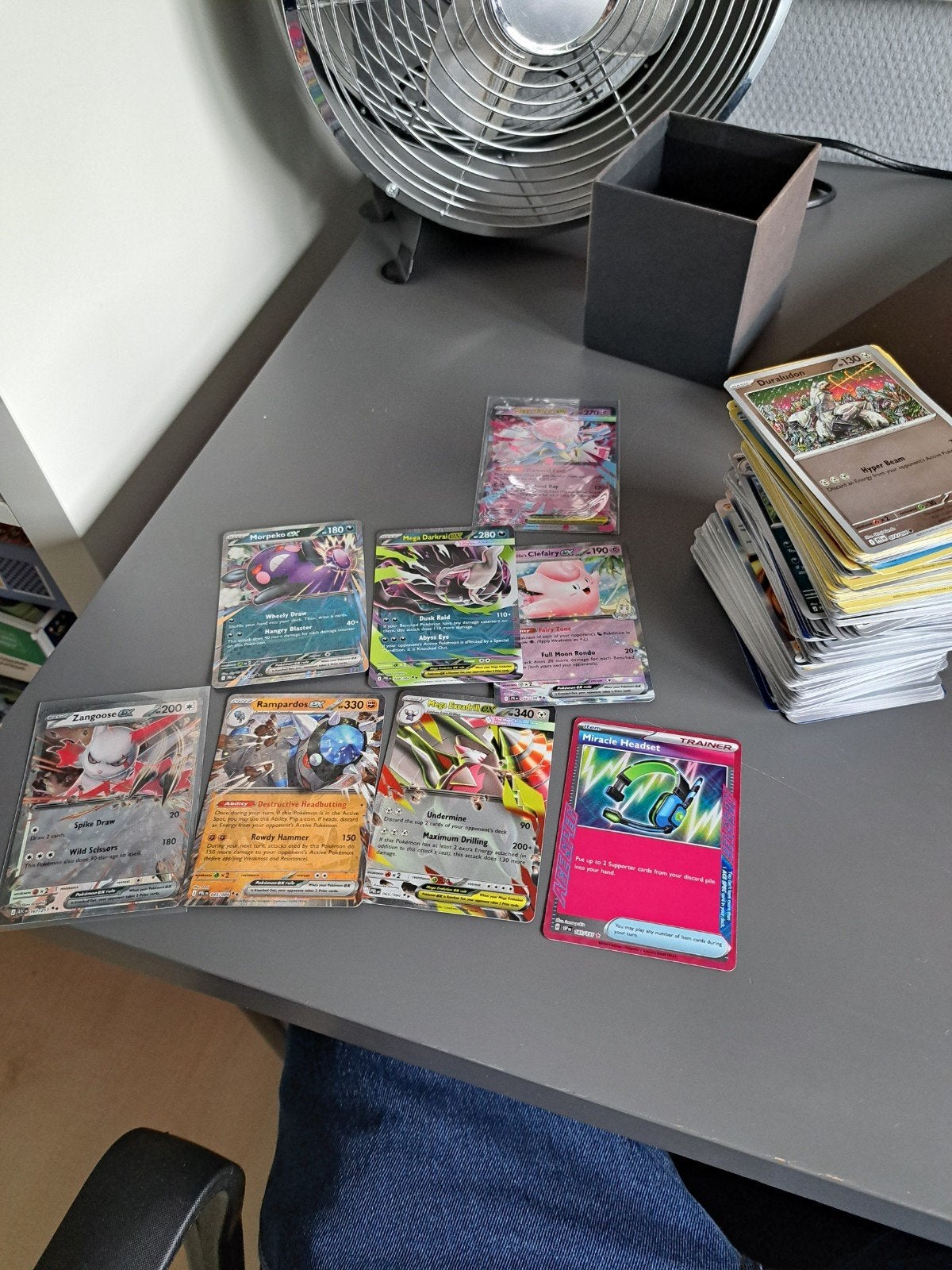 ~230 Pokemon kaarten + Speciale kaarten + blik, Ophalen of Verzenden, Zo goed als nieuw, Meerdere kaarten, Foil