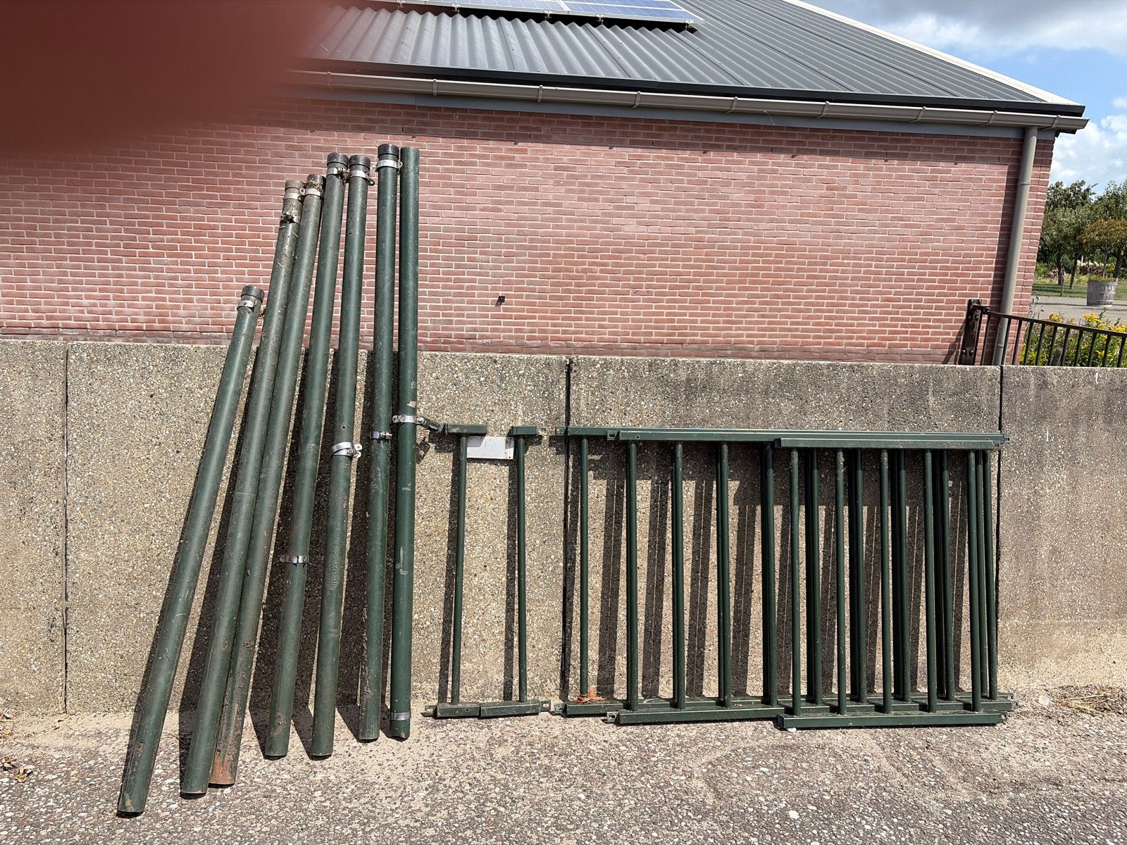 3 gecoate stalen hekken met 6 ronde palen, Tuin en Terras, Ophalen, Gebruikt, IJzer, Spijlenhekwerk