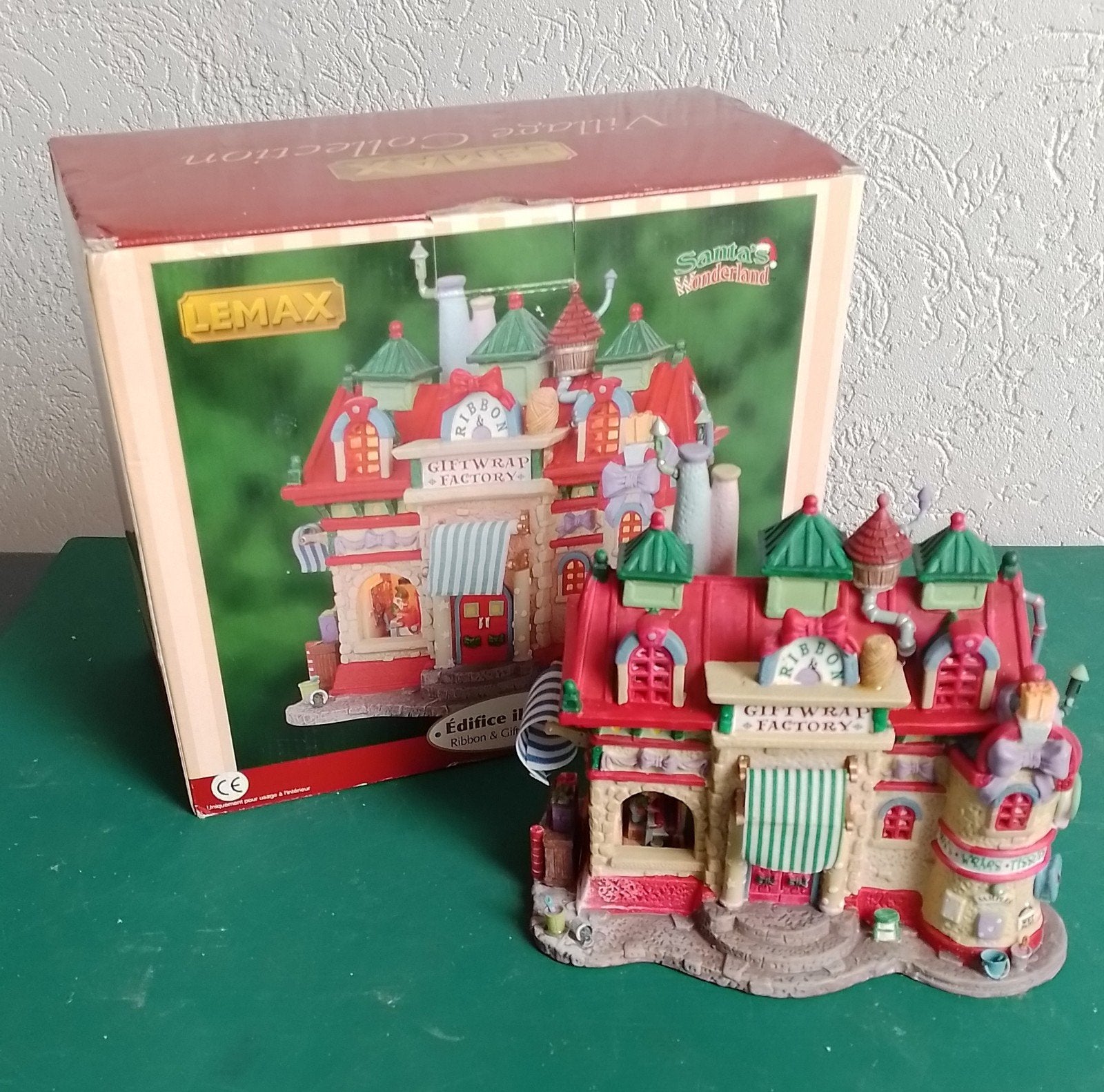 Lemax Wonderland Ribbon & Giftwrap Factory, Diversen, Kerst, Ophalen of Verzenden