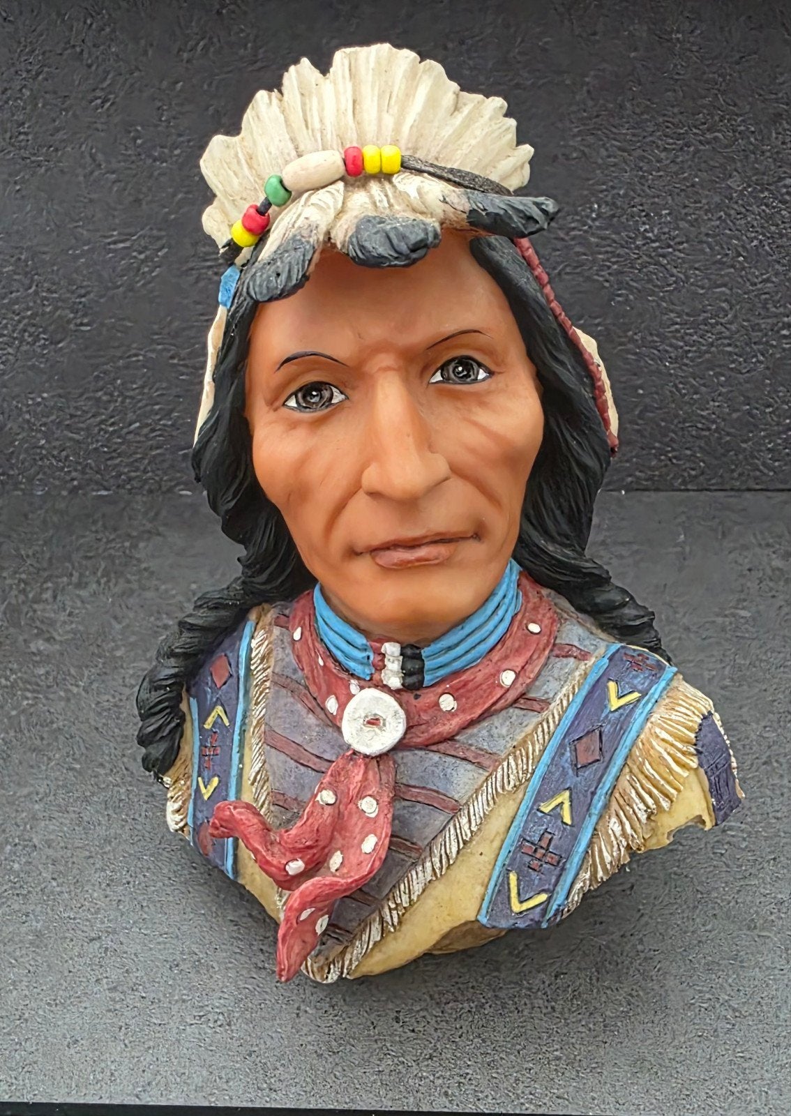 Buste van Indiaan met veren hoofdtooi, Buste, Ophalen of Verzenden, 20 - 50 cm, Composieten