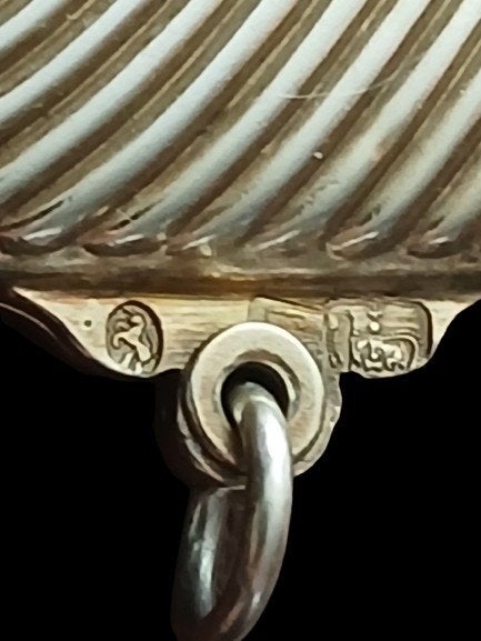 Antiek Gouden Medaillon Willis & Sons, Verzenden, Goud