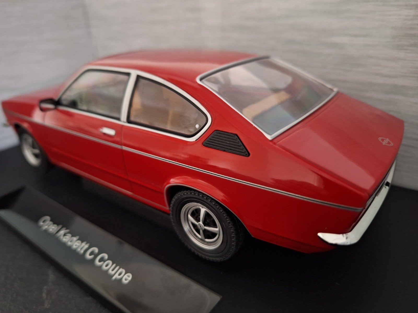 Opel Kadett C Coupe 1975 Schaal 1:18, Overige merken, MCG, Nieuw, Ophalen of Verzenden