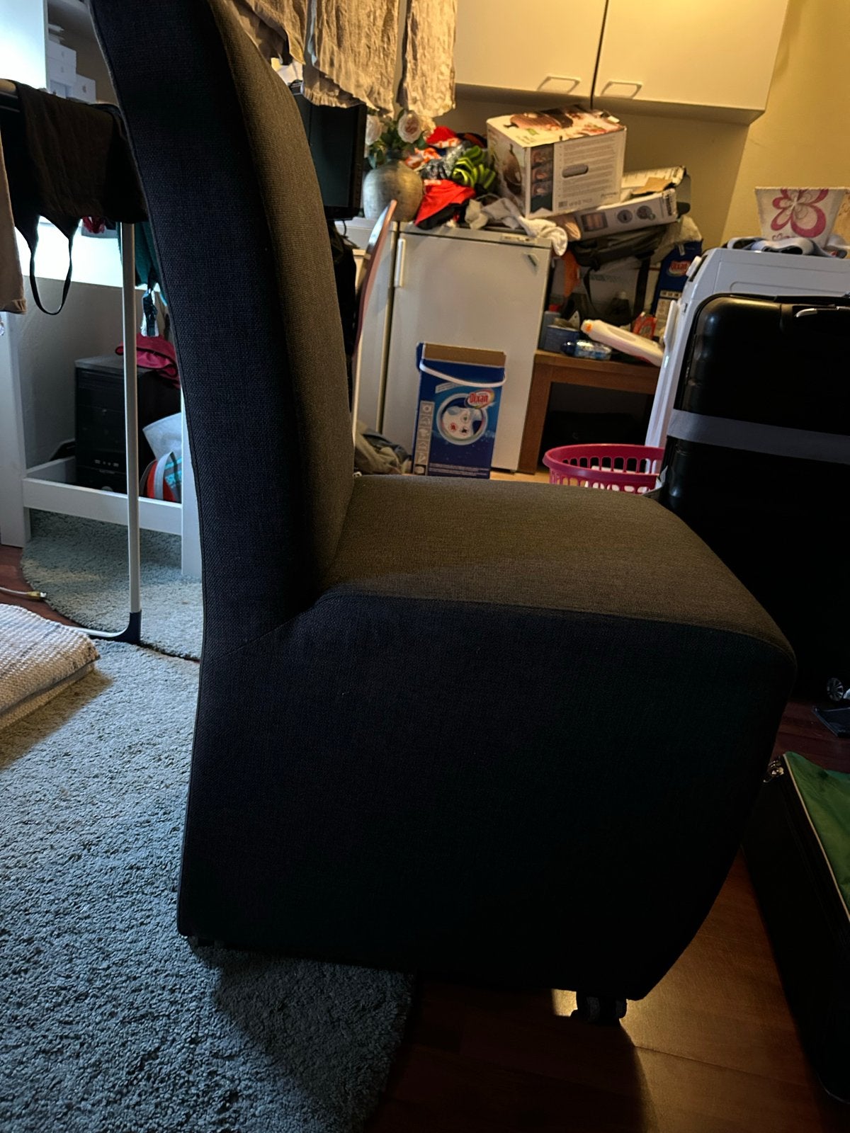 Gratis 4 donkergrijze stoelen op wieltjes, Ophalen, Gebruikt, Vier, Stof