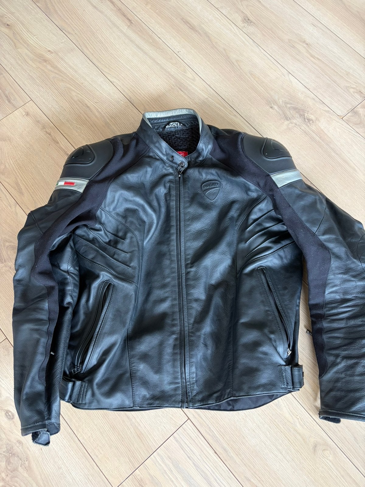 Dainese Ducati motorjack – maat 56 – vrijwel nieuw, Motoren, Ophalen, Tweedehands, Combipak