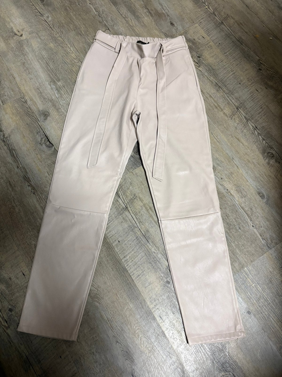 Broek Chastar maat L leatherlookstyle beige., Beige, Maat 42/44 (L), Ophalen of Verzenden, Zo goed als nieuw