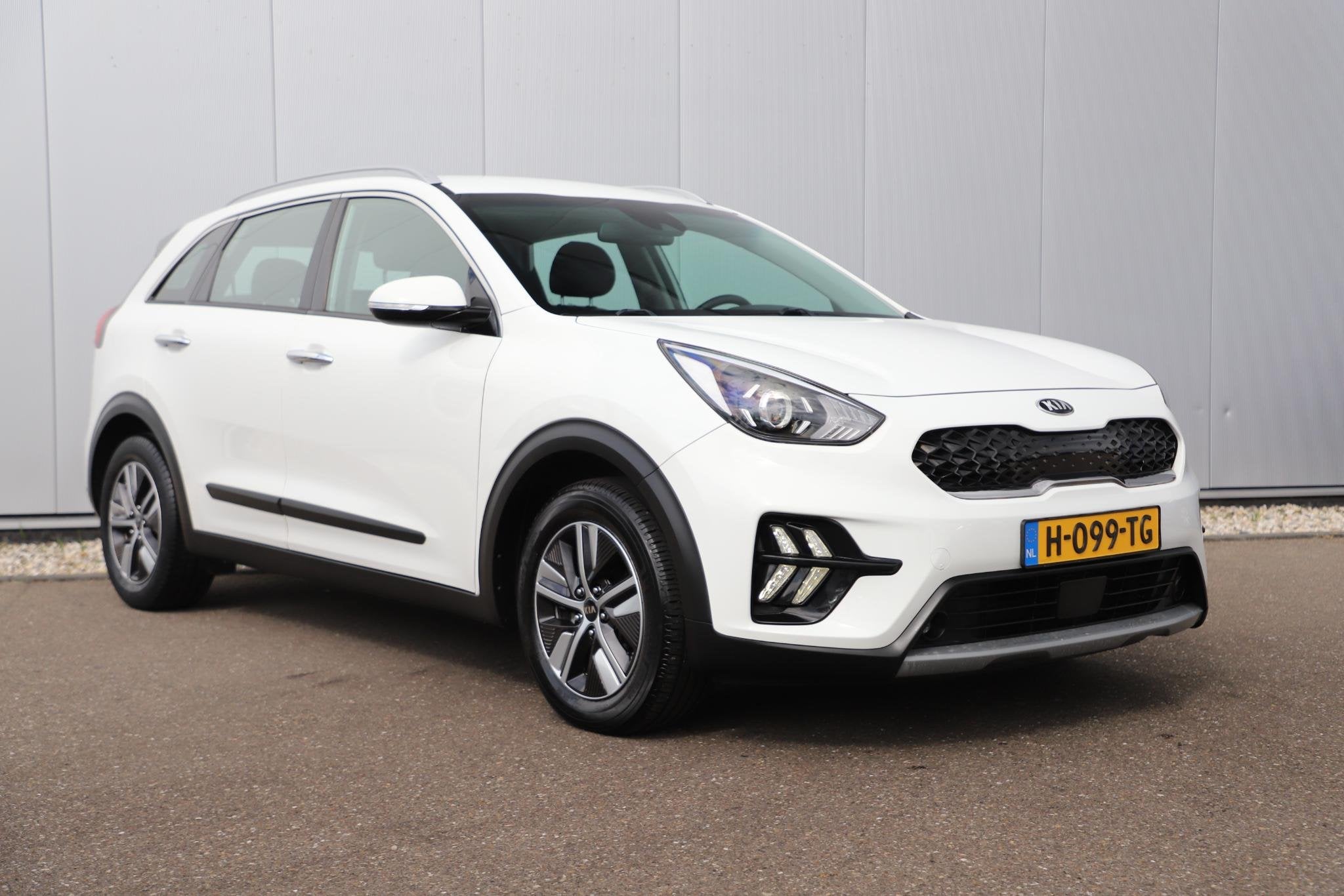Kia Niro 1.6 GDi Hybrid DynamicLine Navigatie Achteruitrijca, Auto's, Kia, Gebruikt, Euro 6, Leder en Stof, Wit