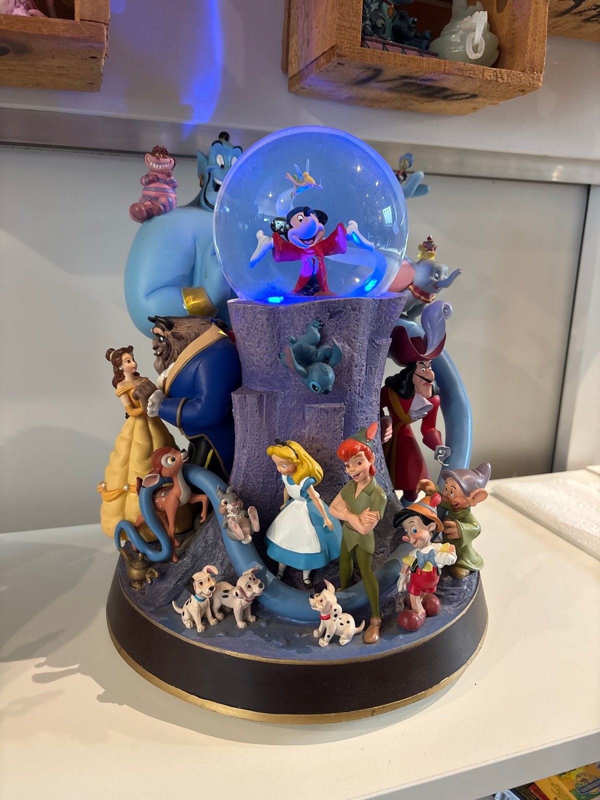 Disneystore snowglobe met diverse Disney figuren, Verzamelen, Ophalen, Overige figuren, Gebruikt, Beeldje of Figuurtje