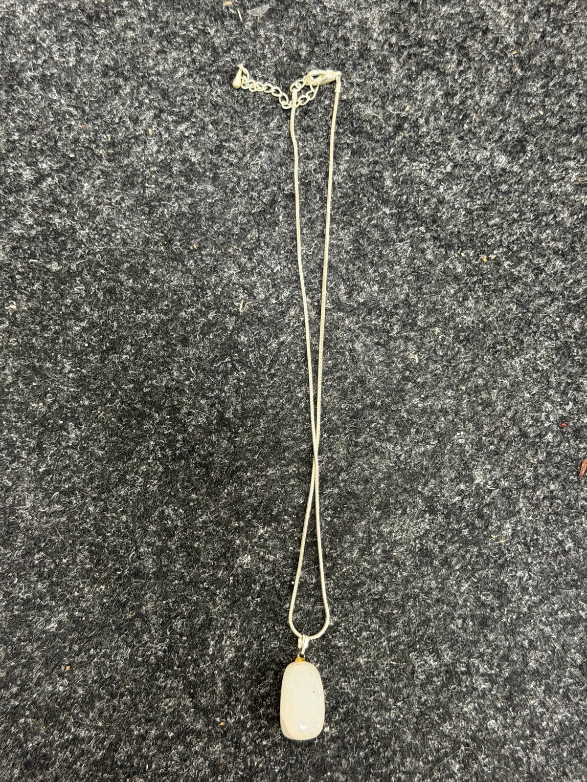 Zilverkleurige ketting met witte steen hanger, Sieraden, Tassen en Uiterlijk, Kettingen, Gebruikt, Wit, Ophalen of Verzenden, Steen of Mineraal