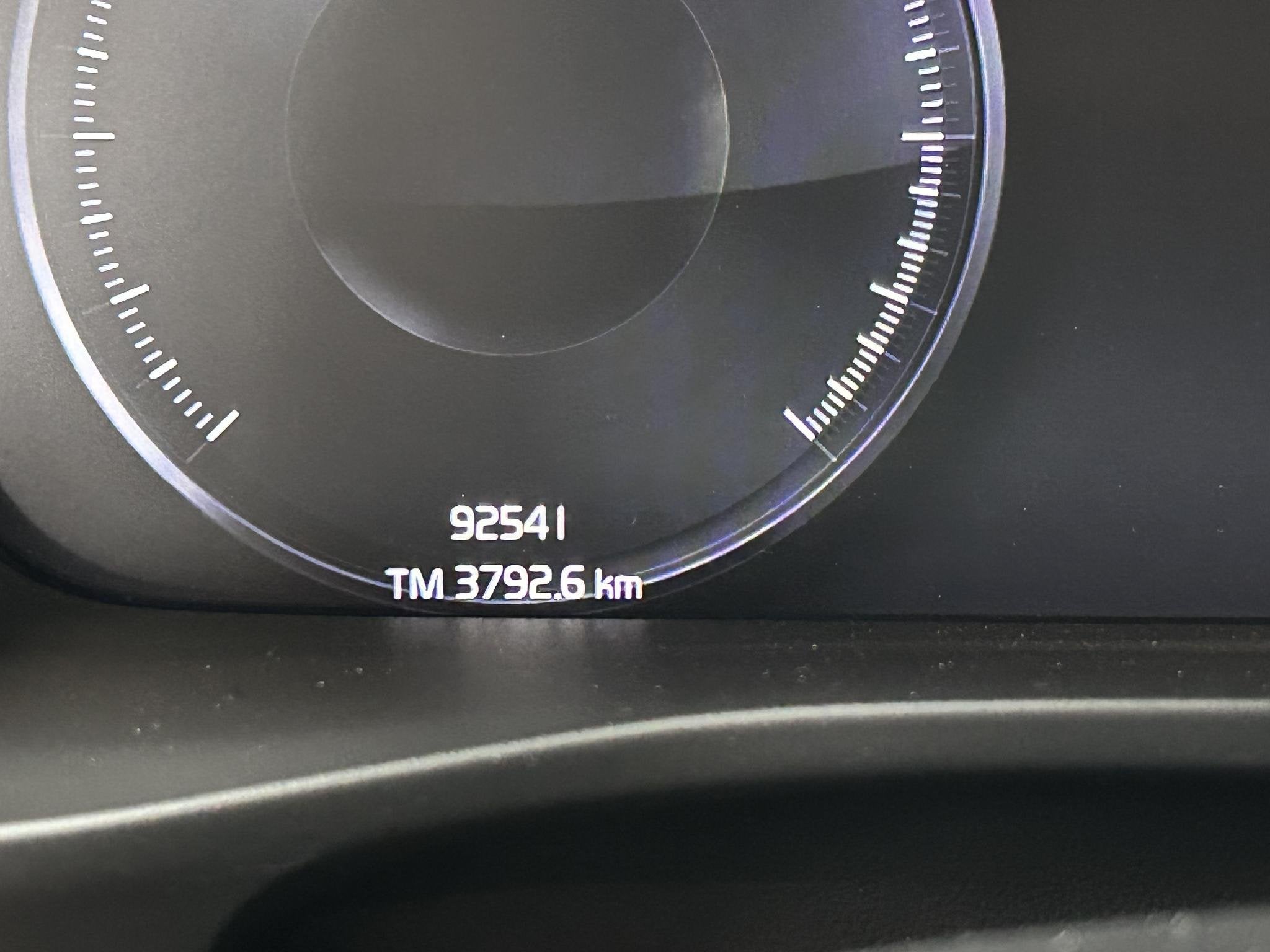 Volvo XC40 2.0 T4 R-Design NAVIGATIE | WEGKLAPBARE TREKHAAK, 15 km/l, Lichtsensor, 93 €/maand, SUV of Terreinwagen