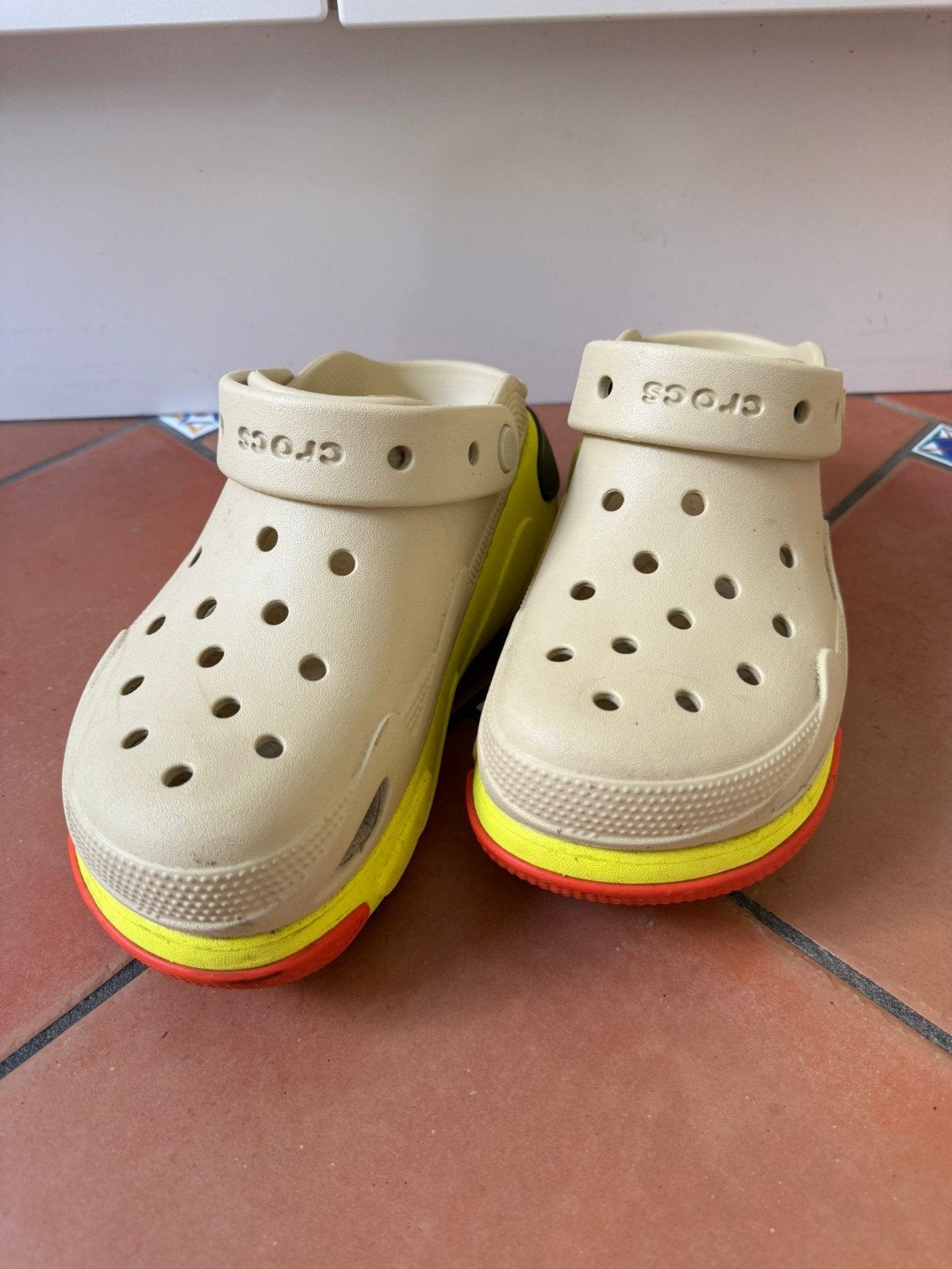 Crocs Clogs Beige met Kleurrijke Zool, Slippers, Beige, Ophalen of Verzenden, Zo goed als nieuw