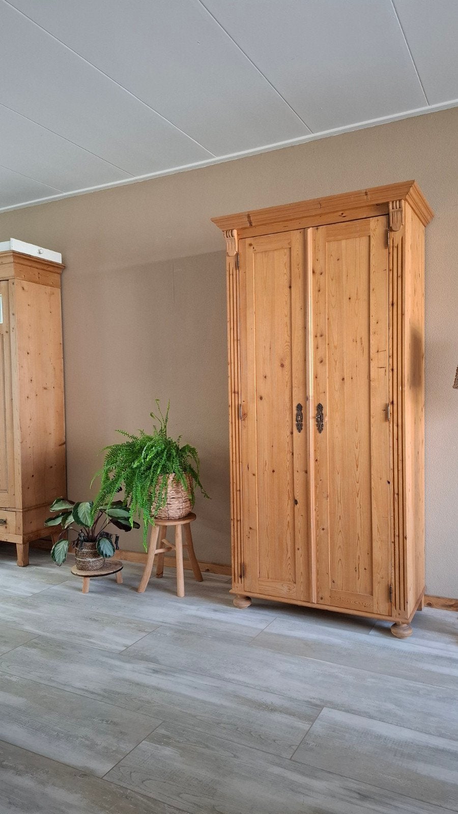 Massief Grenen Kast/Kledingkast, Ophalen, Met plank(en), Gebruikt, 100 tot 150 cm