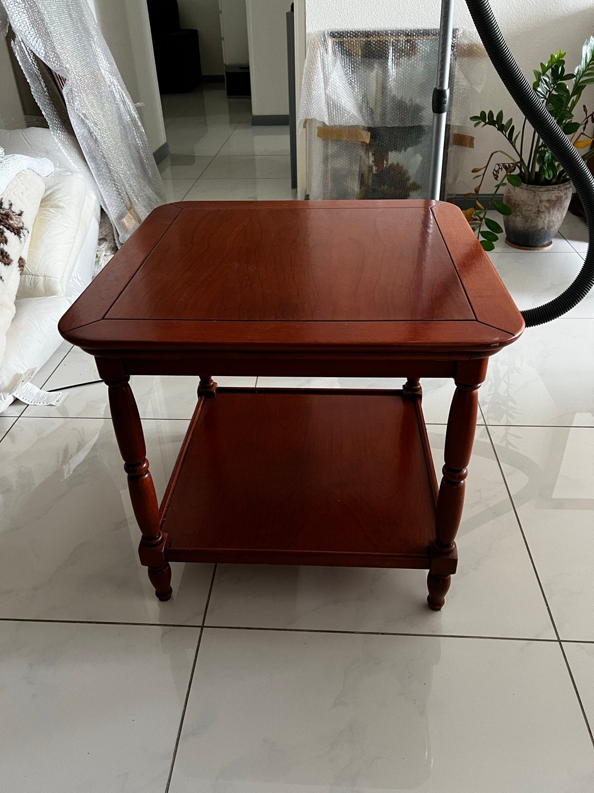 Klassieke houten bijzettafel met twee niveaus, Huis en Inrichting, Gebruikt, Vierkant, 55 tot 75 cm, Hout