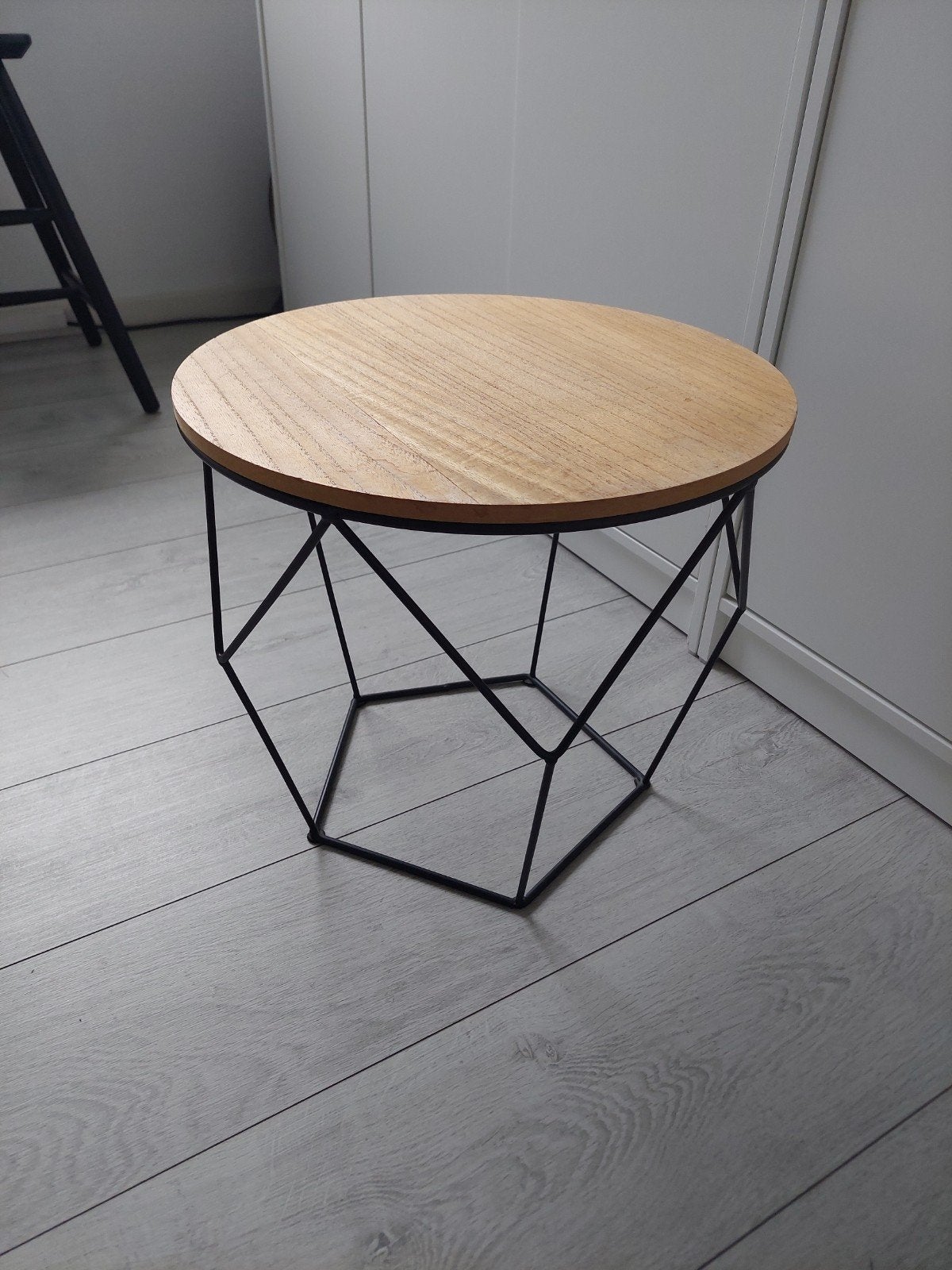 Ronde bijzettafel met houten blad en metalen onderstel, Ophalen, Minder dan 45 cm, Minder dan 55 cm, Modern, Industrieel