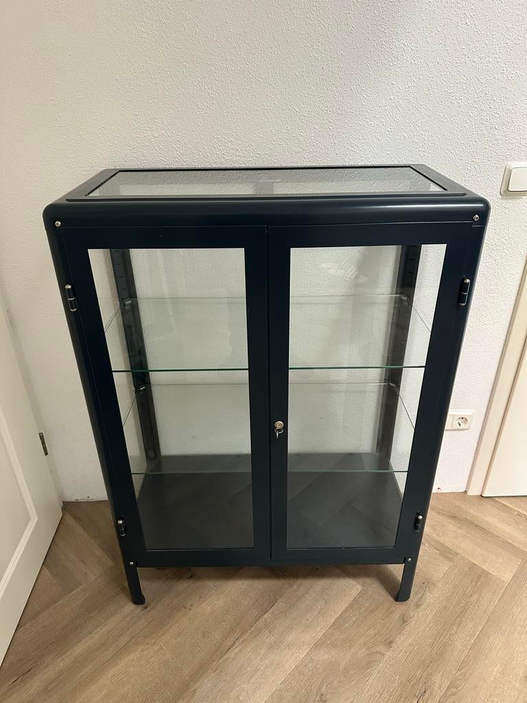 IKEA Fabrikör vitrinekast zwartblauw, Huis en Inrichting, Kasten | Vitrinekasten, Ophalen, 100 tot 150 cm, 50 tot 100 cm, Zo goed als nieuw