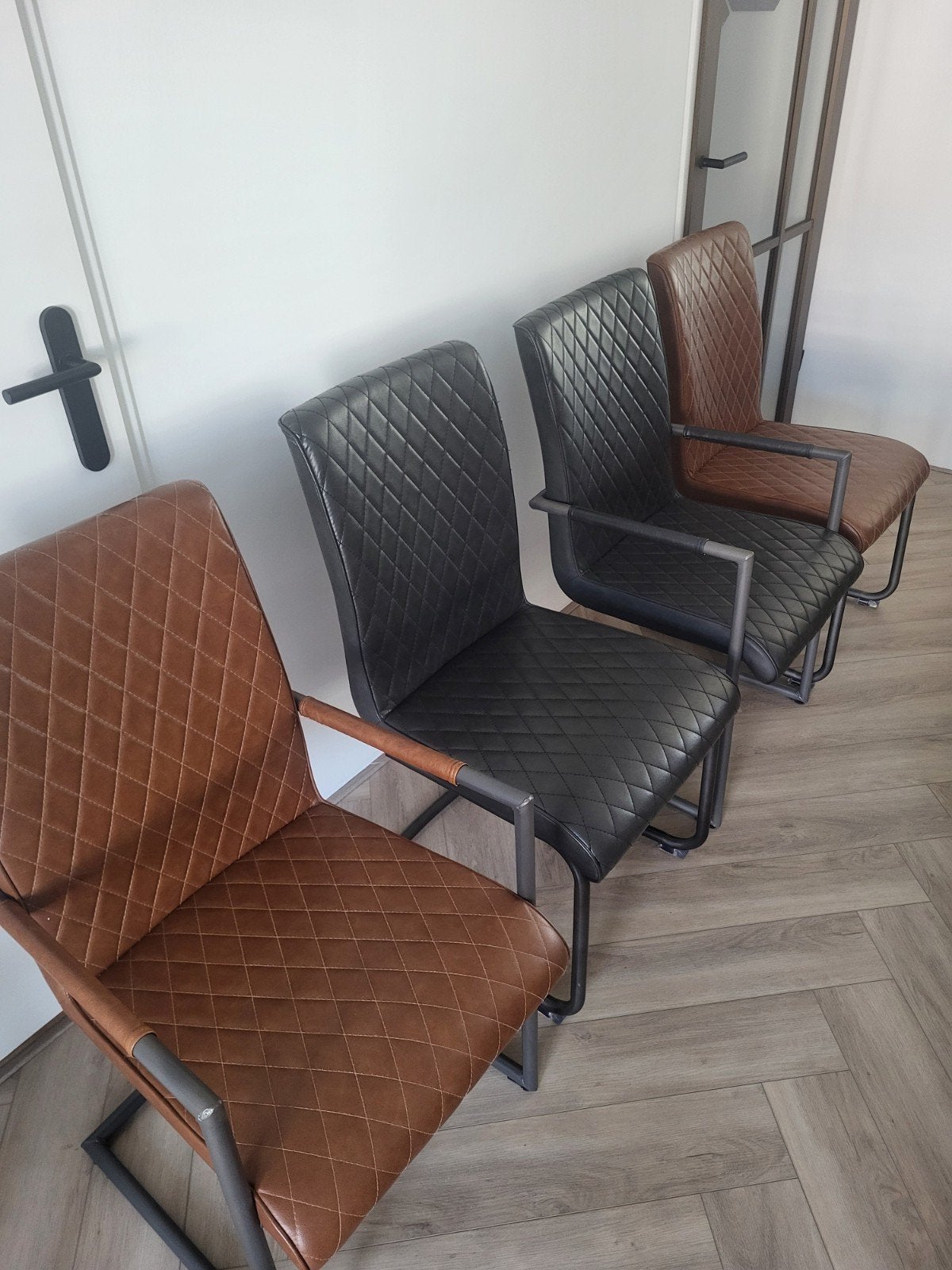 4 Pronto eetkamerstoelen: 2 met armleuning, 2 zonder, Ophalen, Gebruikt, Bruin, Vier