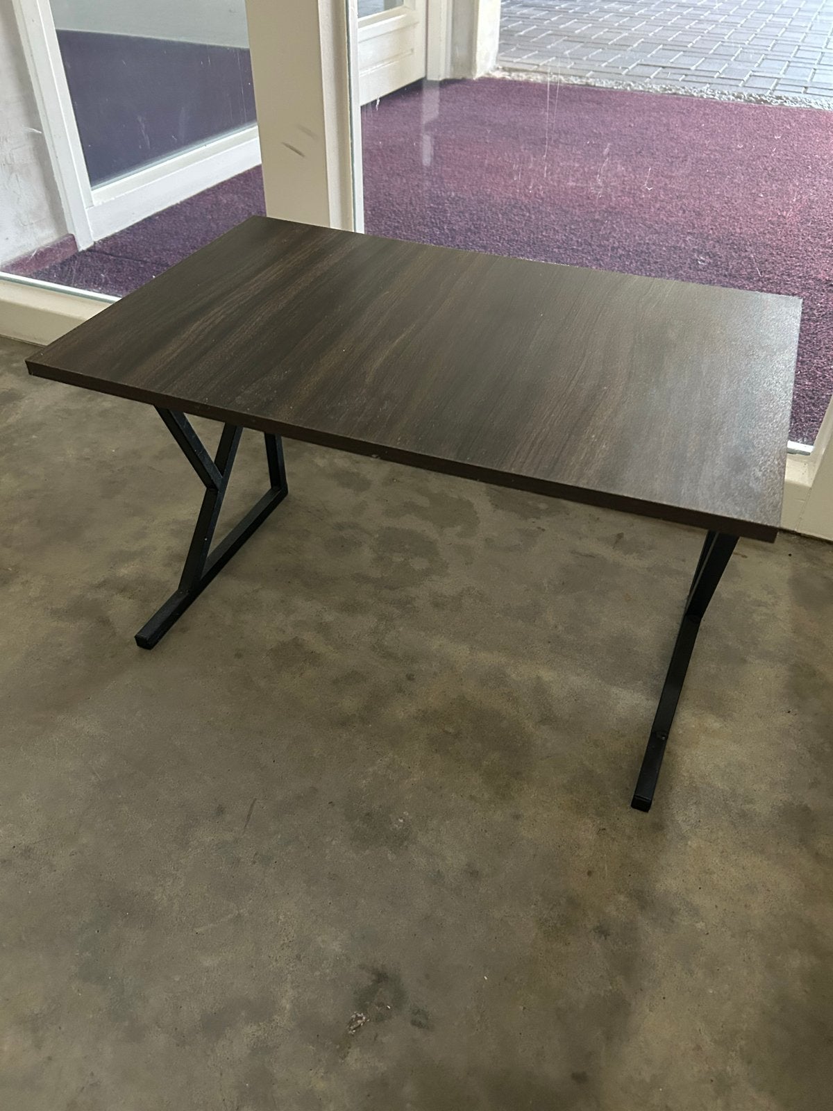 Stijlvolle donkerbruine tafel met metalen onderstel 35x55x35, Gebruikt, 100 tot 150 cm, Tot twee personen, Rechthoekig