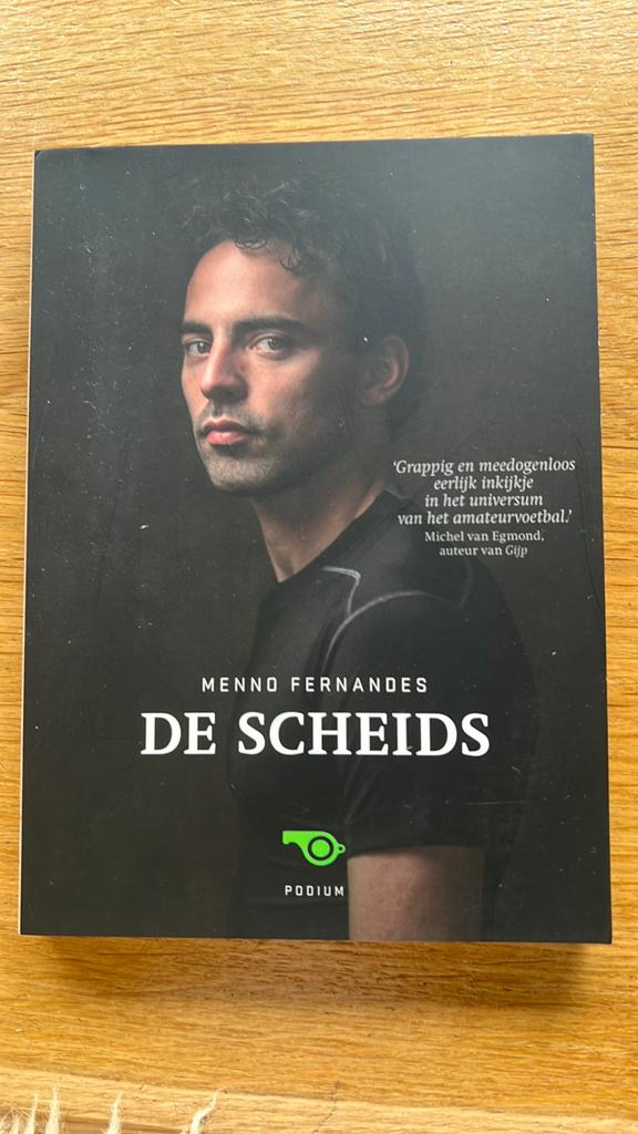 Menno Fernandes - De scheids, Boeken, Sportboeken, Nieuw, Balsport, Ophalen of Verzenden