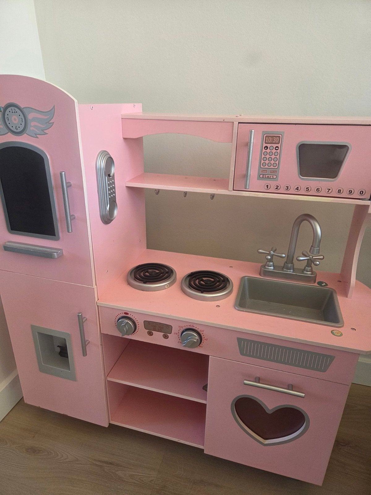 Roze houten speelkeuken met magnetron en oven, Kinderen en Baby's, Speelgoed | Speelkeukens, Ophalen, Gebruikt, Hout, Speelkeuken