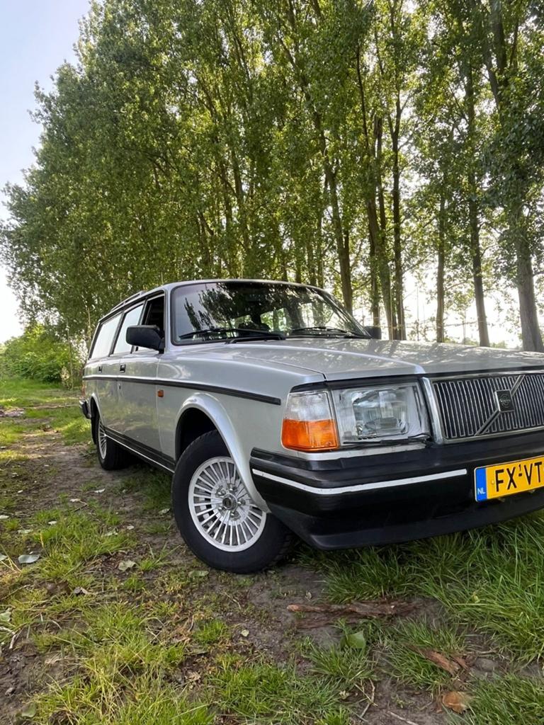 Volvo 240 GLE, AUTOMAAT, BLAUW PULLMAN, 4 cilinders, Starlet, Origineel Nederlands, Handgeschakeld