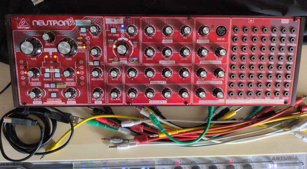 Behringer Neutron, Overige merken, Gebruikt, Met midi-aansluiting, Overige aantallen