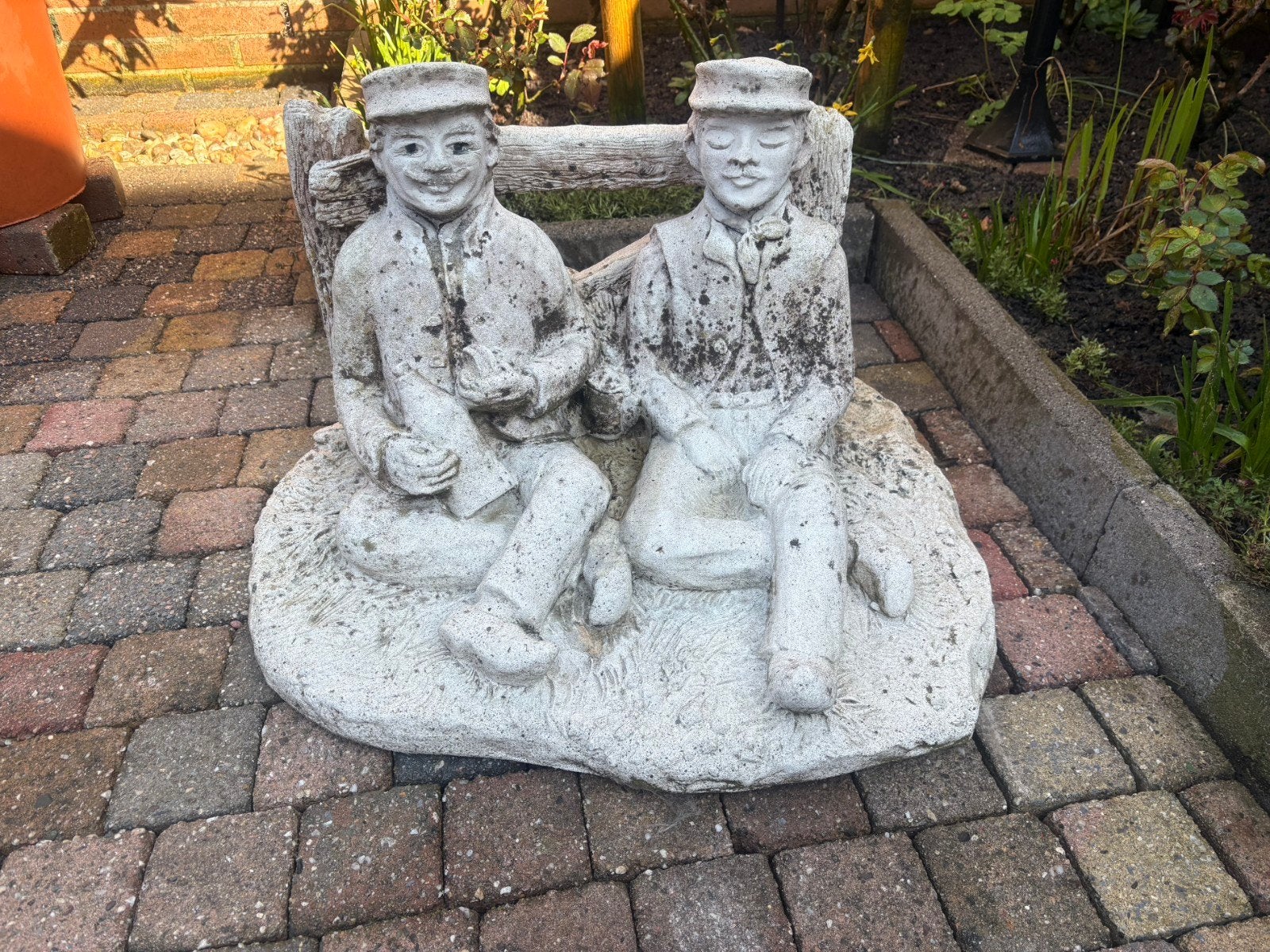 Twee jongens op bankje - Tuinbeeld van beton, Ophalen, Gebruikt, Beton, Mensenbeeld