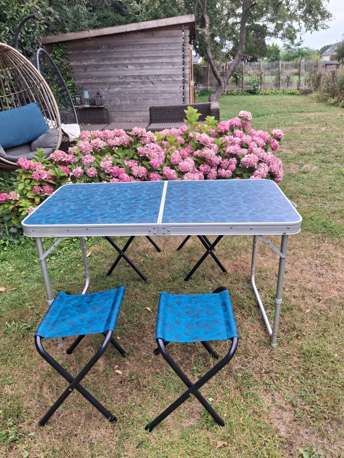 Campingtafel Quachua met 4 klapkrukjes, Ophalen of Verzenden, Zo goed als nieuw