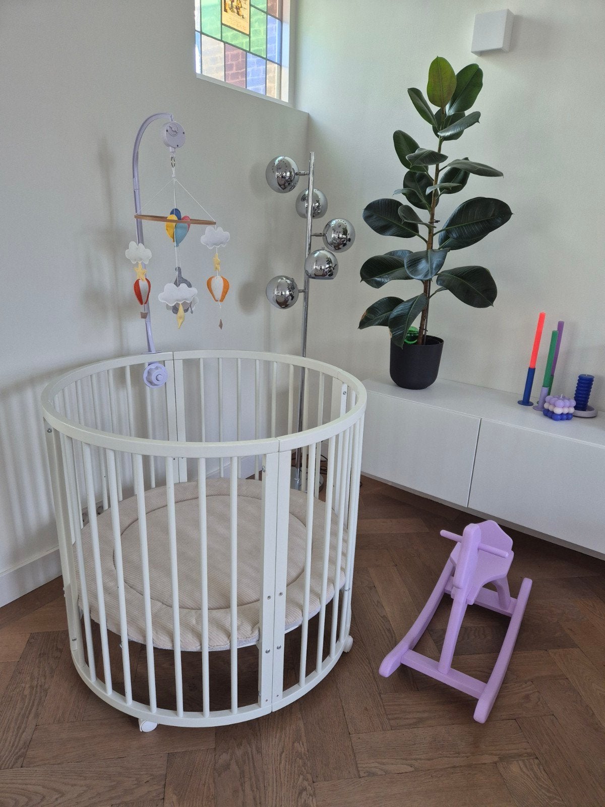 Witte ronde box met verstelbare planken en wieltjes, Kinderen en Baby's, Boxen, Ophalen, Gebruikt, Rond, In hoogte verstelbaar