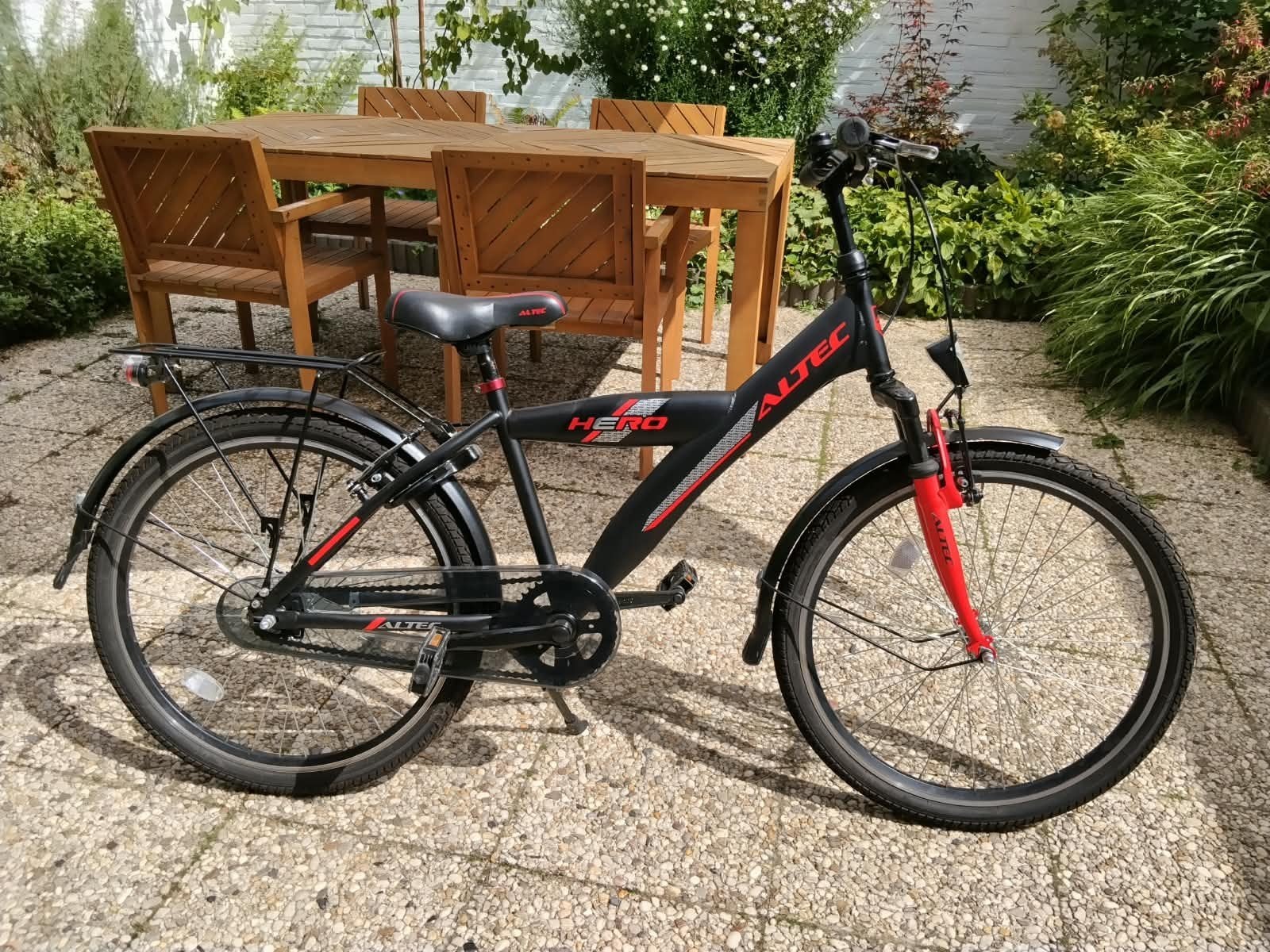 Altec Hero kinderfiets 24 inch - Zwart/Rood, Fietsen en Brommers, Fietsen | Kinderfietsjes, Ophalen, 20 inch of meer, Altec, Gebruikt