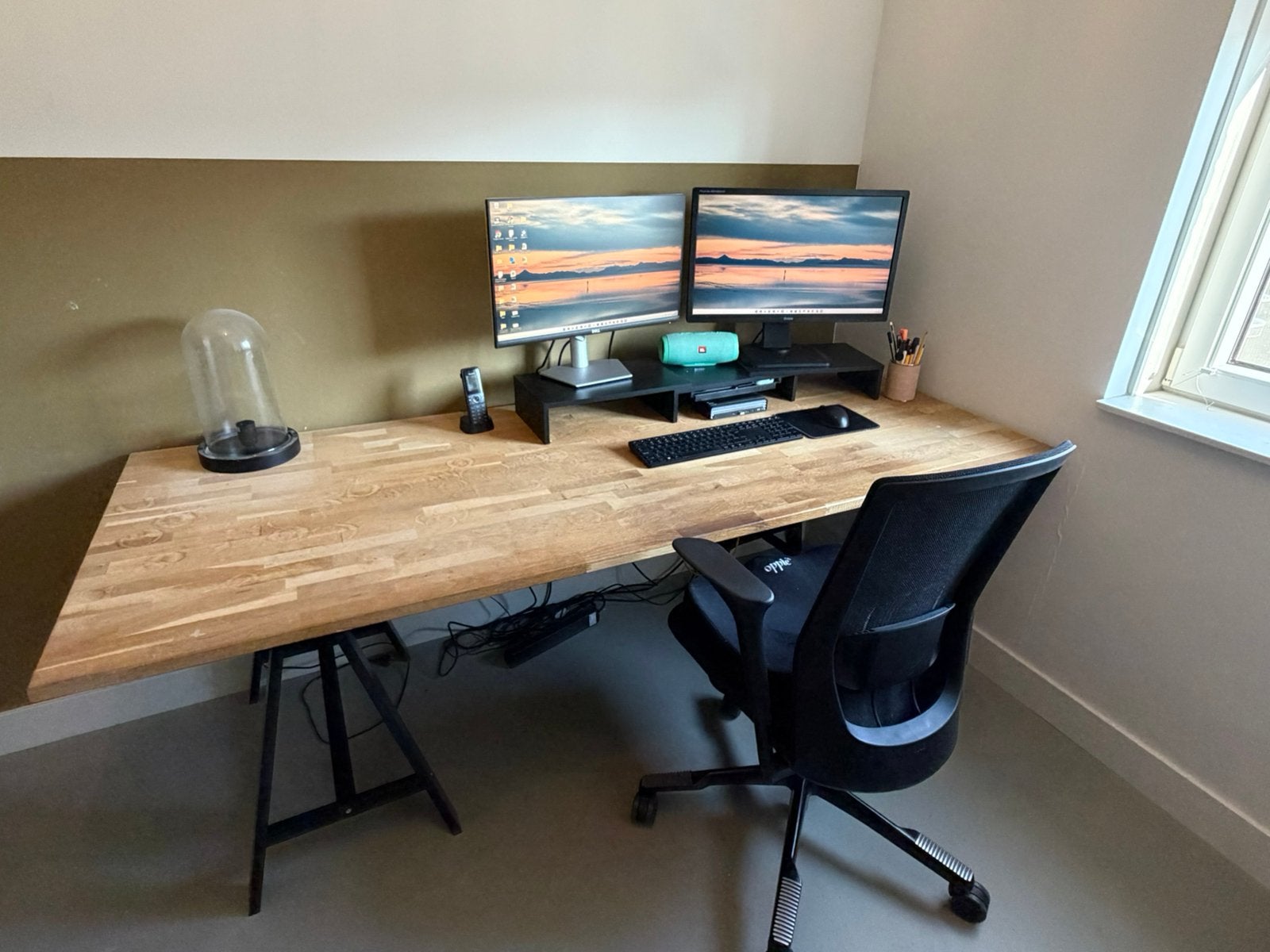Werkplek met bureau en monitoropstelling, Ophalen, Hout, Zo goed als nieuw, Industrieel