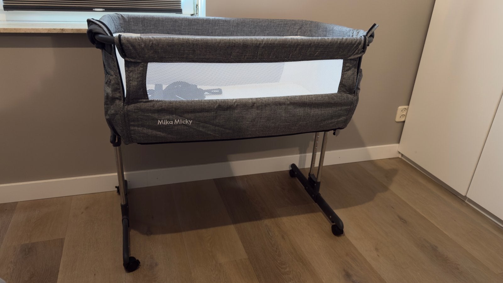 Moni Mika Micky Deluxe Wieg aan Bed - Zo goed als nieuw, Ophalen of Verzenden, Zo goed als nieuw, Wieg