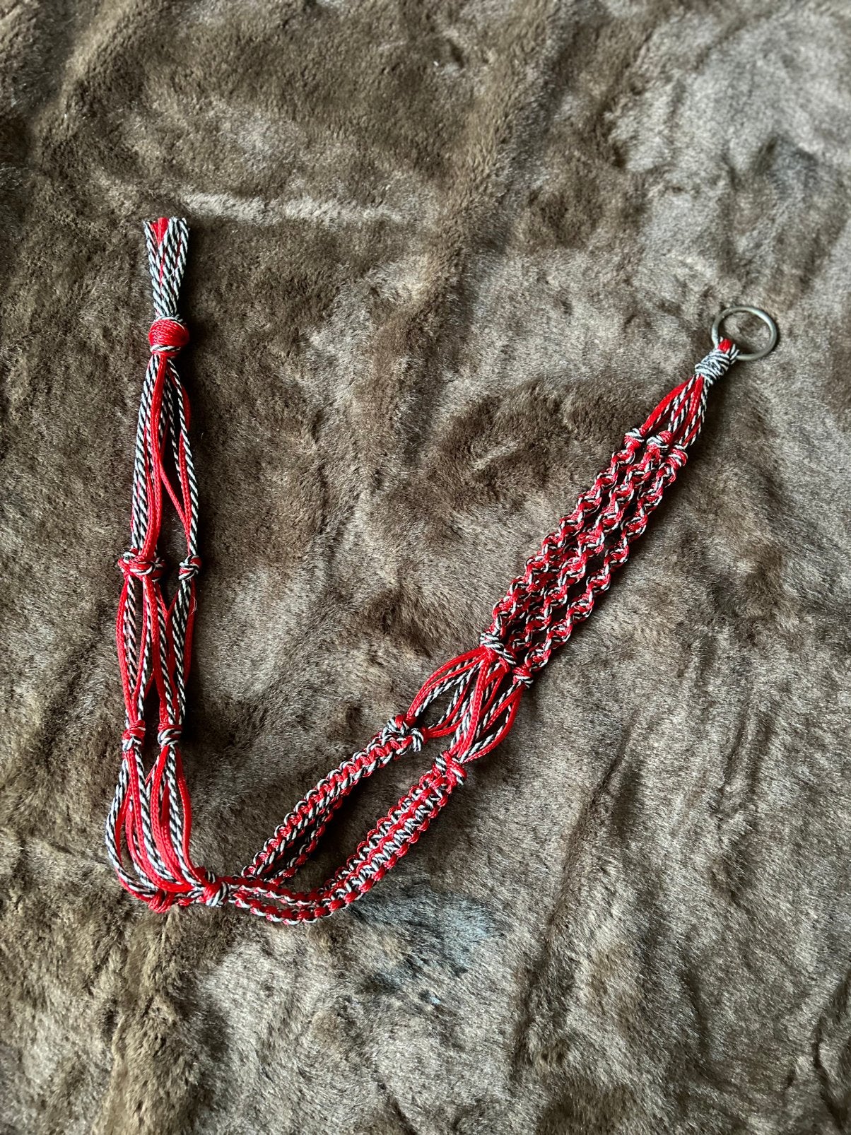 Handgemaakte Urker macramé hanger, Dieren en Toebehoren, Ophalen of Verzenden, Zo goed als nieuw, Rood, Handgemaakt
