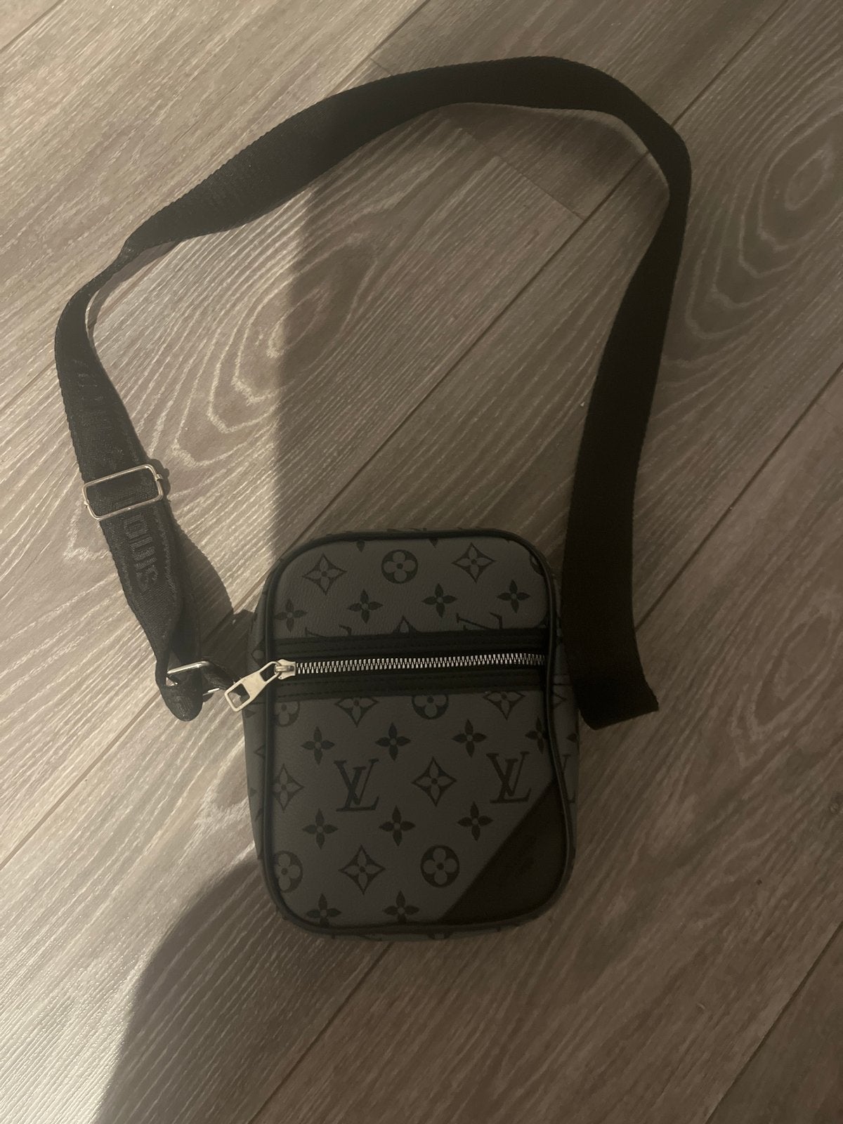 Louis Vuitton schoudertasje grijs/zwart, Ophalen of Verzenden, Gebruikt, Grijs, Overige merken