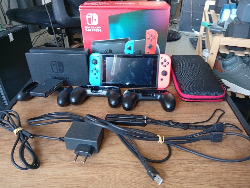Nintendo Switch 32GB V2 + originele doos en accessoires, Spelcomputers en Games, Spelcomputers | Nintendo Switch, Ophalen, Zo goed als nieuw