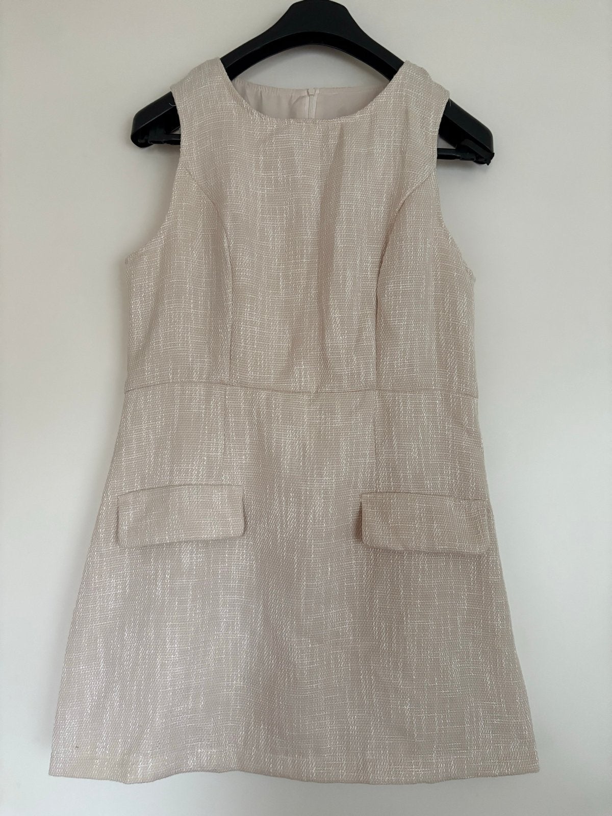 Chique beige mouwloze jurk met zakken, Beige, Maat 42/44 (L), Nieuw, Ophalen of Verzenden