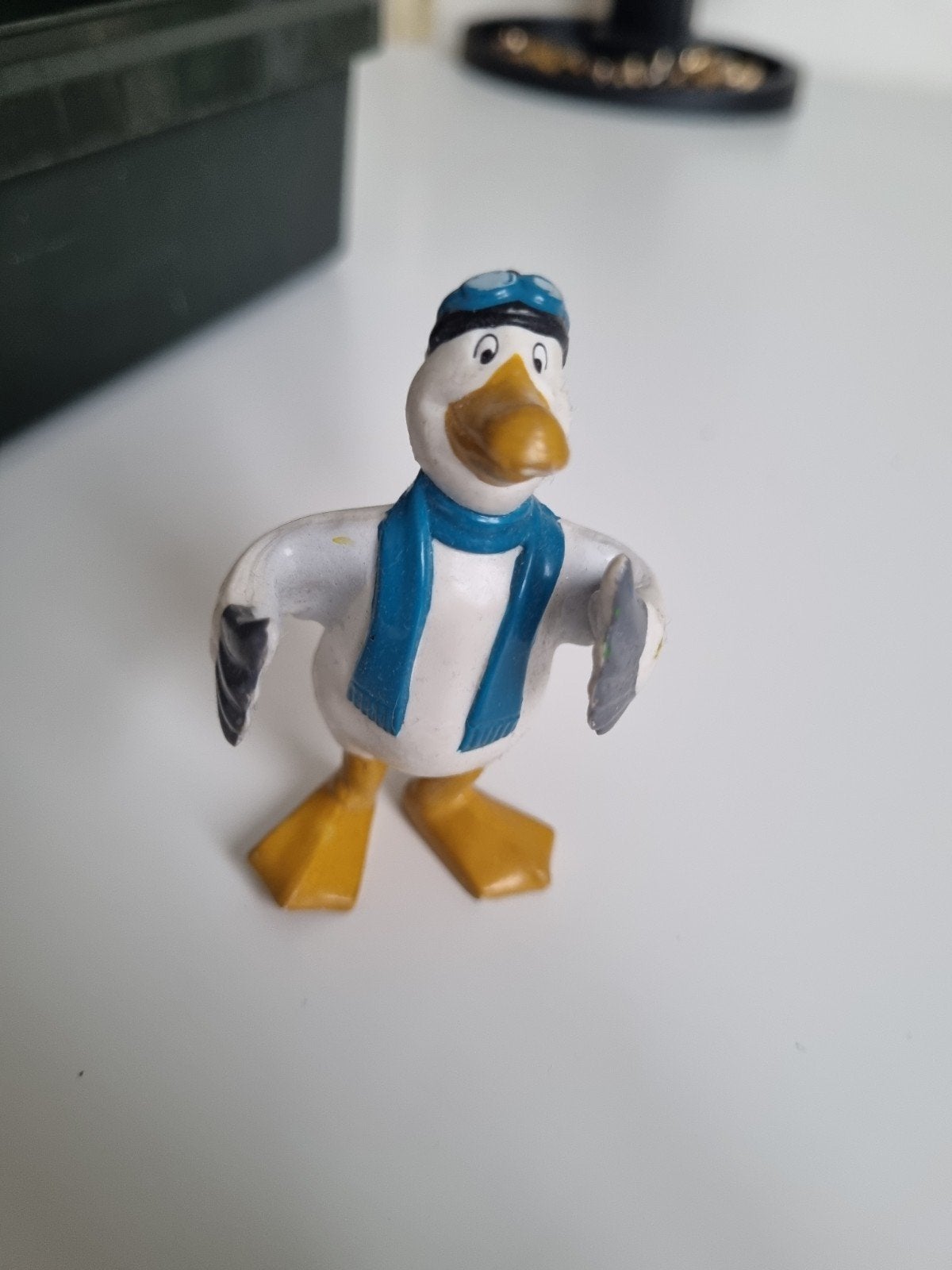 Vintage Disney China Donald Duck Figuur met Sjaal en Bril, Ophalen of Verzenden, Overige figuren, Gebruikt, Beeldje of Figuurtje