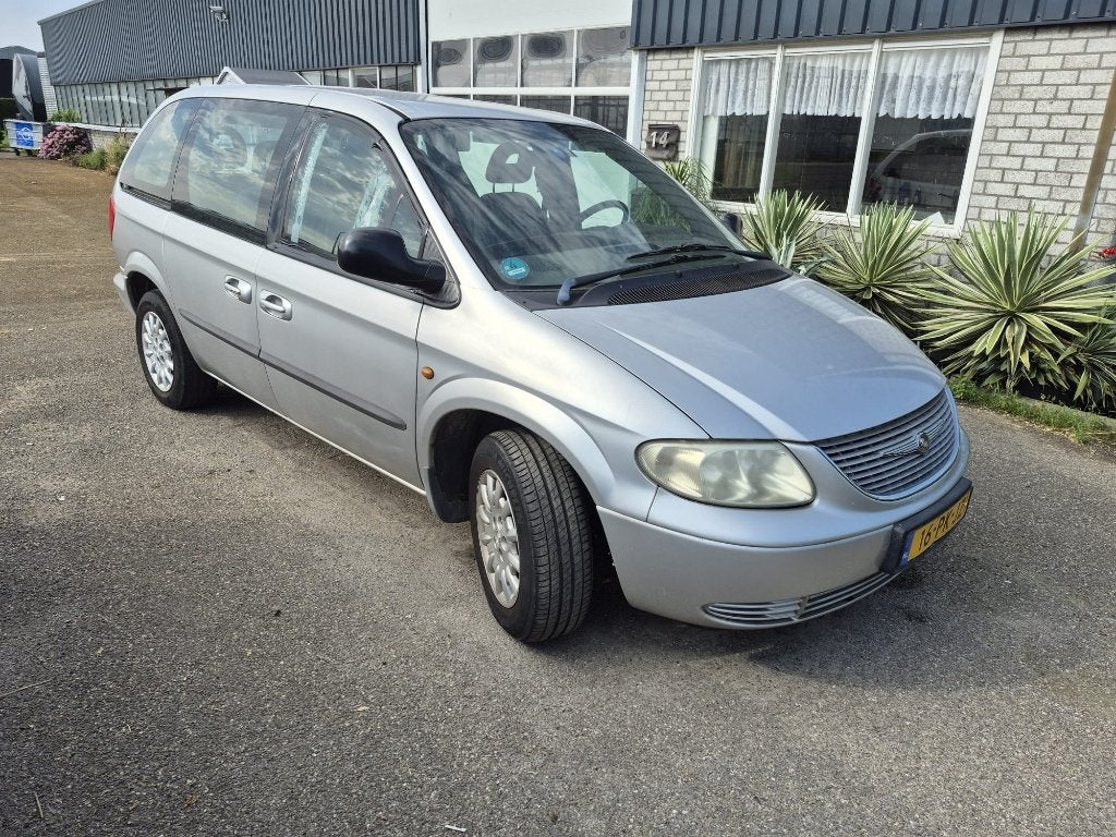 Chrysler Voyager 2.4 I 2004 Grijs, Auto's, Chrysler, Voorwielaandrijving, 4 cilinders, 7 stoelen, 2429 cc