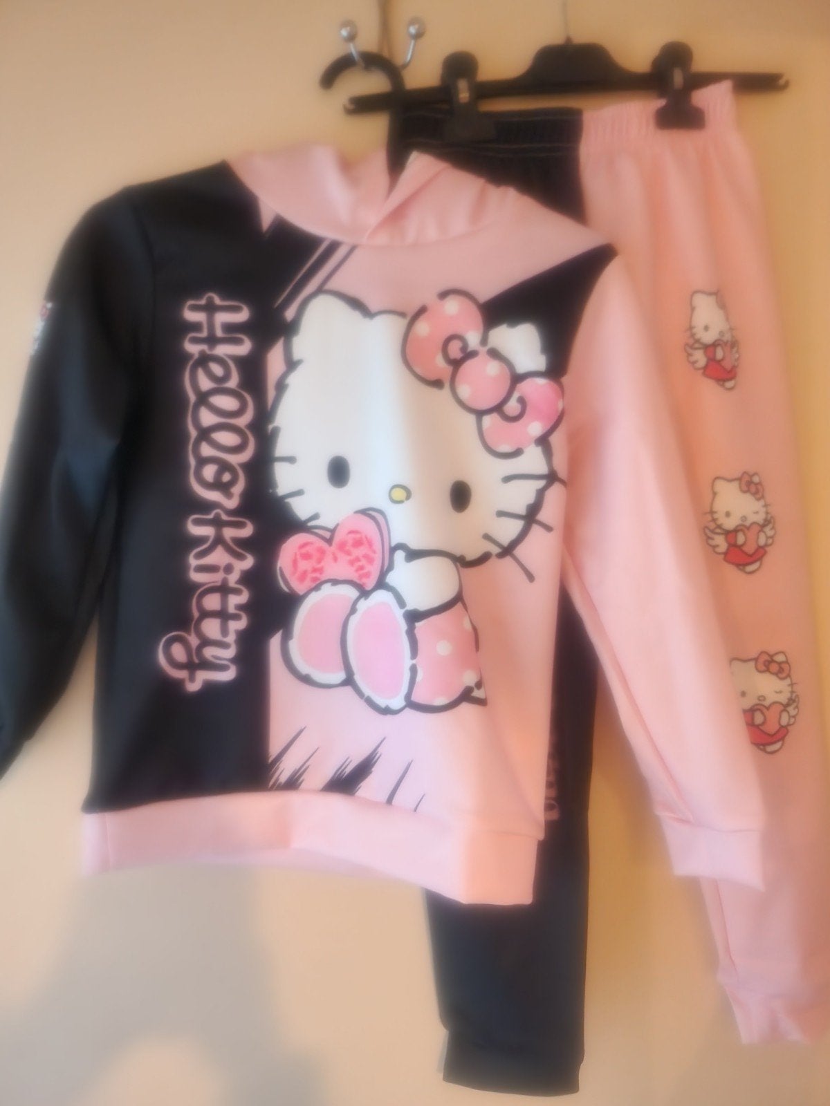 Hello Kitty Trainingspak - Roze/Zwart Hoodie & Broek, Ophalen of Verzenden, Nieuw, Hello Kitty, Meisje