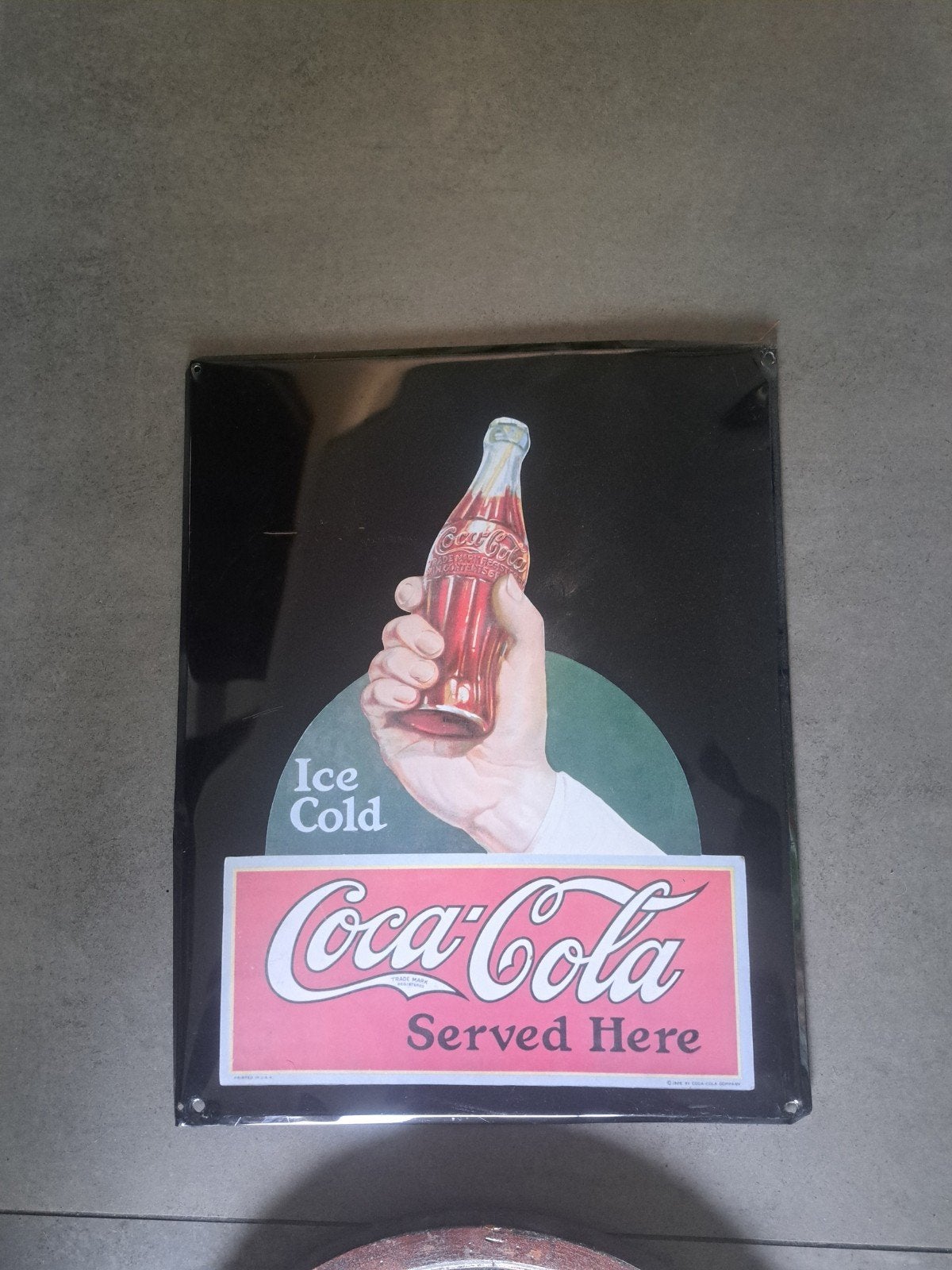 Coca-Cola Ice Cold Served Here Alu Bord 50x40 cm Mancave, Ophalen of Verzenden, Nieuw, Reclamebord