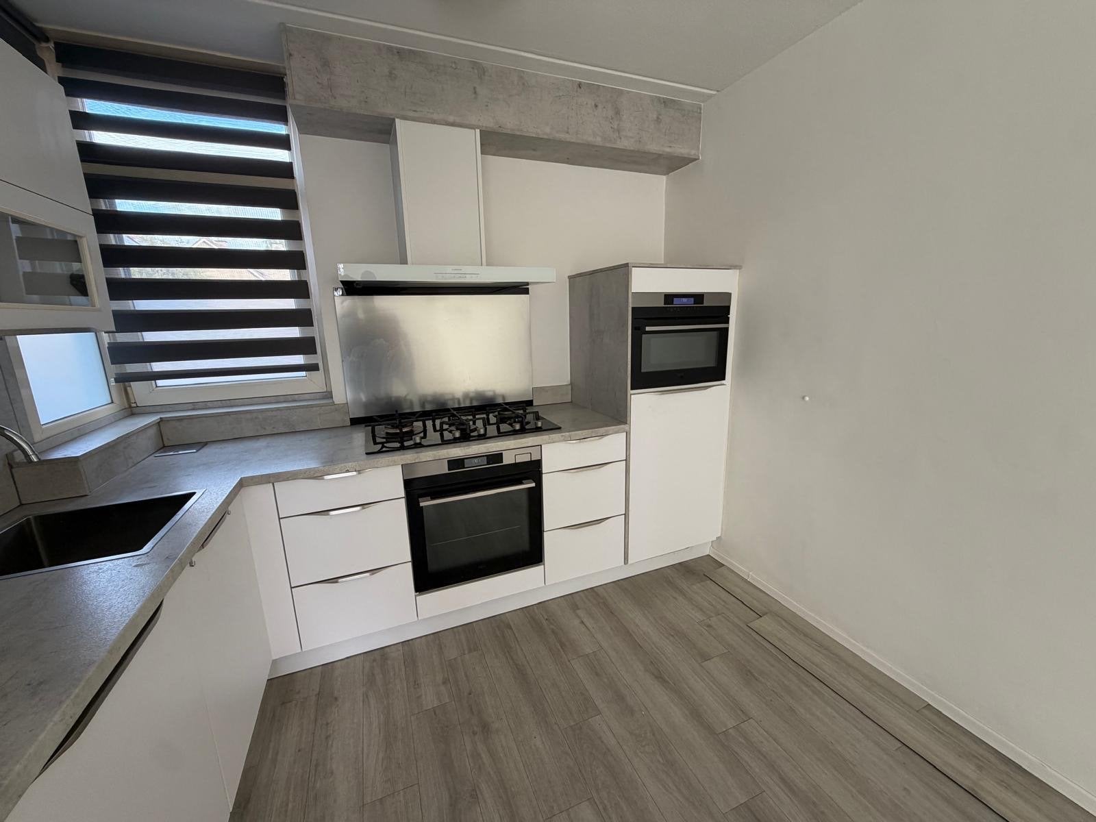 Moderne hoekkeuken met inbouwapparatuur en composiet blad, Huis en Inrichting, Keuken | Complete keukens, Ophalen, Wit, Hoekkeuken