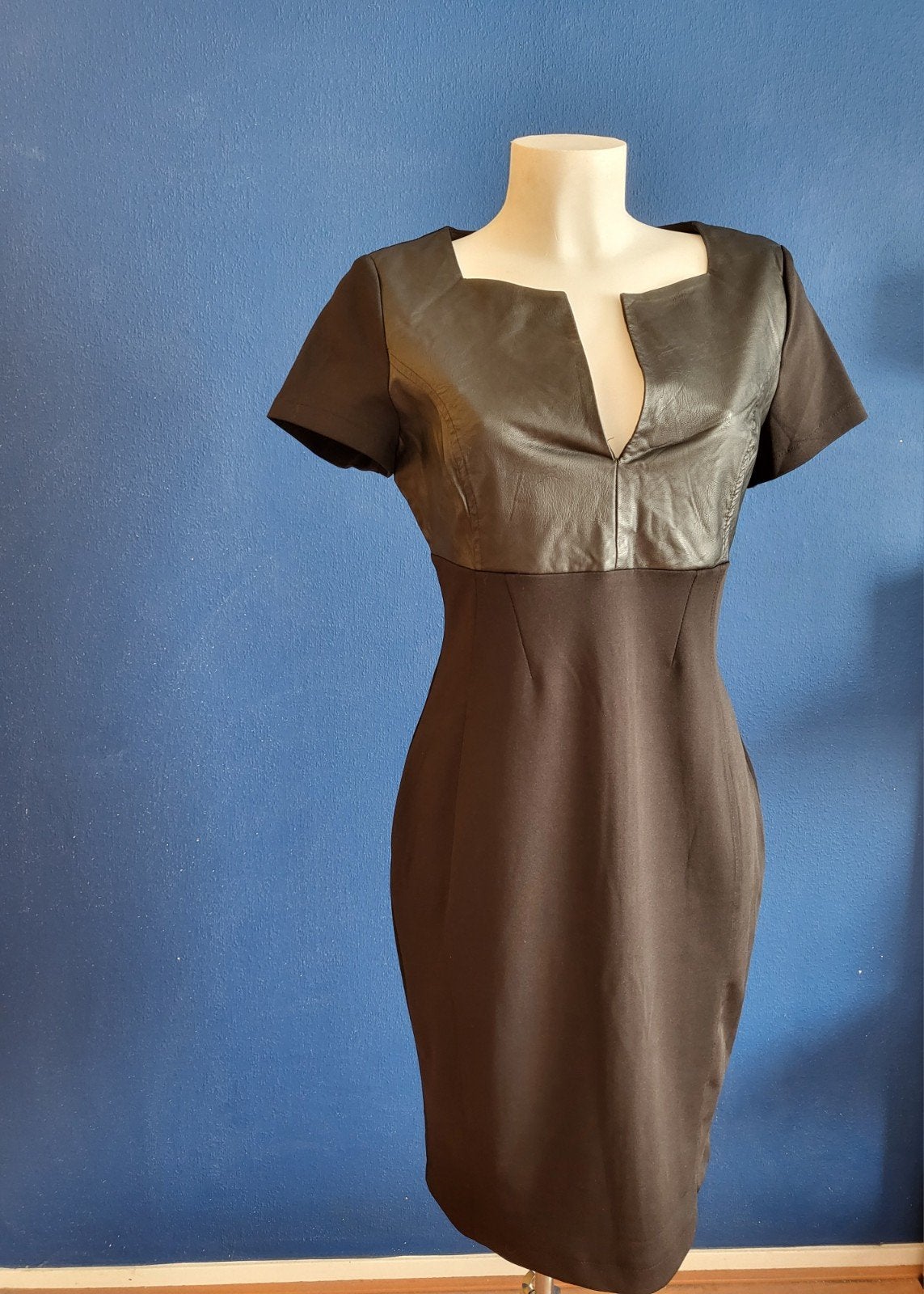 Zwarte jurk met leren details - Maat  L ( 40 ), Kleding | Dames, Jurken, Maat 38/40 (M), Zwart, Ophalen of Verzenden, Onder de knie