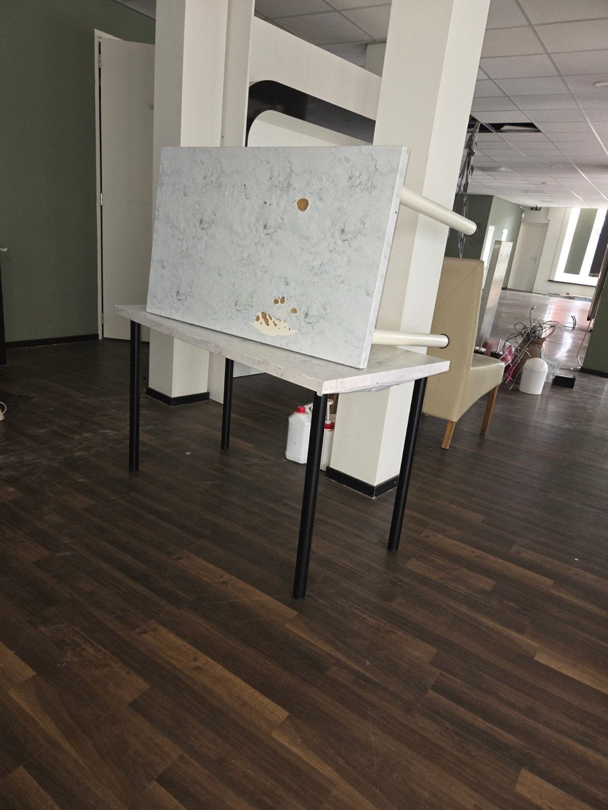 gratis 2 tafel, Huis en Inrichting, Stoffering | Vloerbedekking, Ophalen, Gebruikt, Laminaat