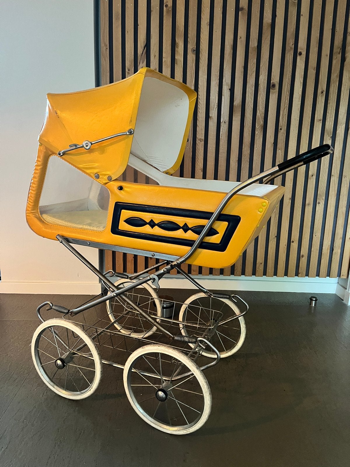 Vintage poppenwagen - geel met zwart accent, Kinderen en Baby's, Ophalen, Gebruikt, Overige typen