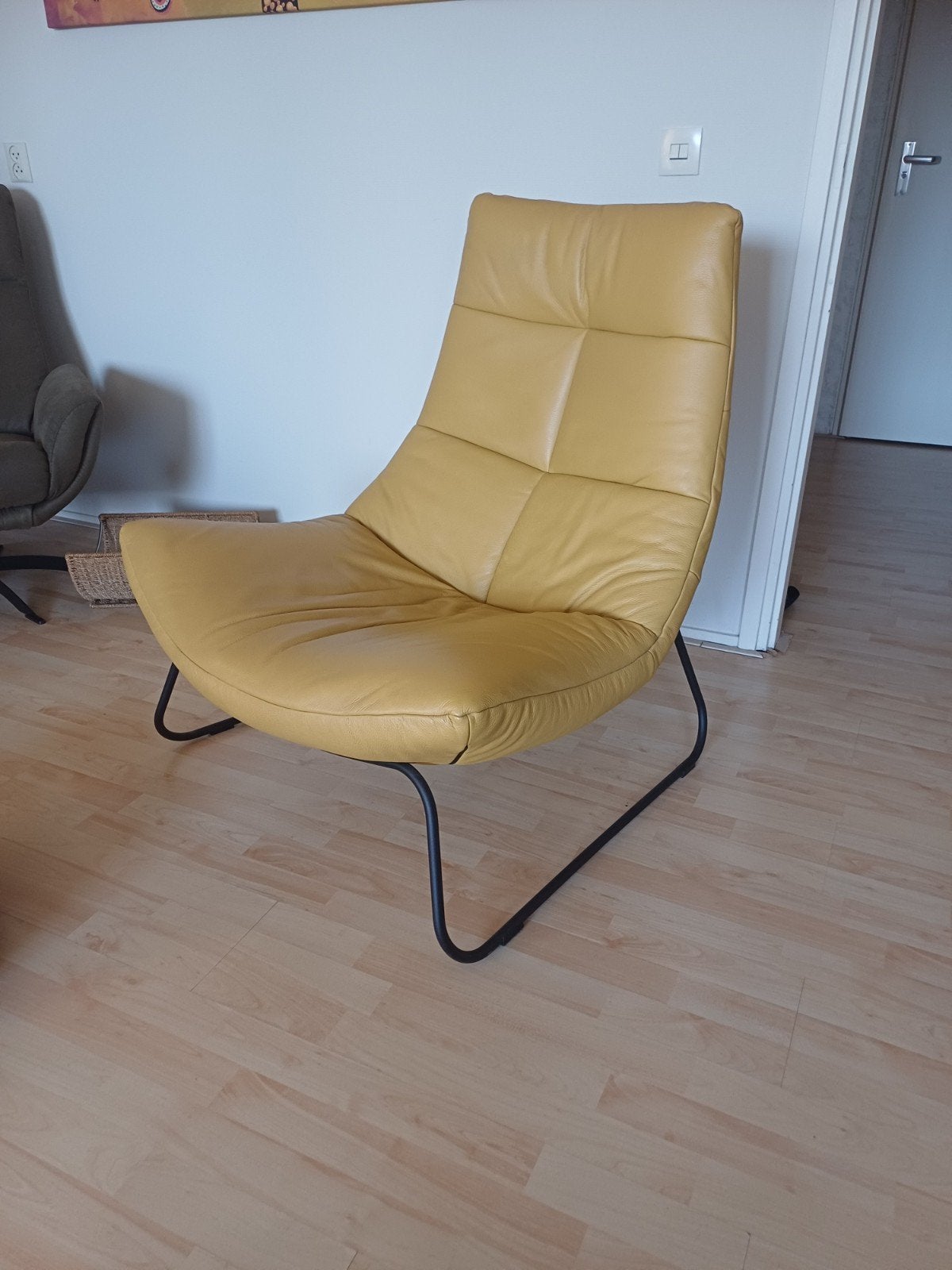 Lederen Fauteuil 'Rebound' van HE Design - Okergeel, Huis en Inrichting, Ophalen, Gebruikt, 75 tot 100 cm, Modern design, Comfortabel, Lounge