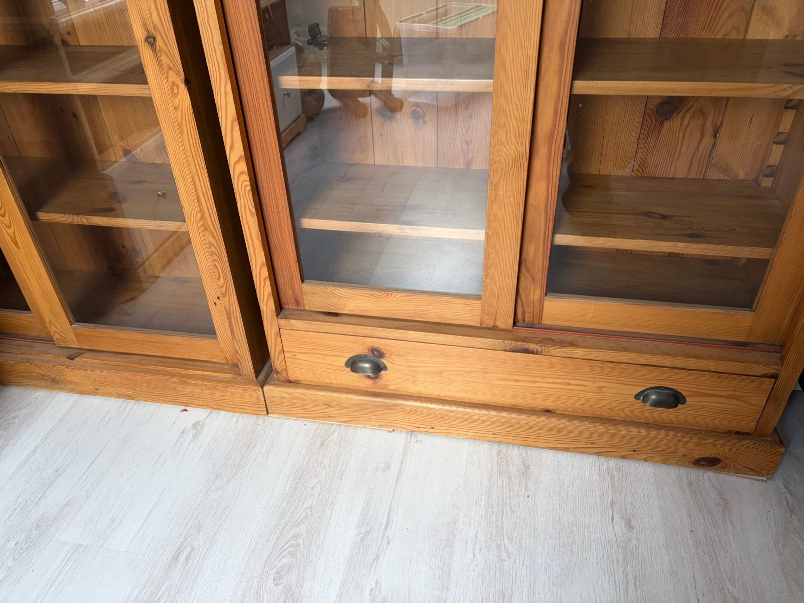 2 Massief Houten boekenkasten met glazen schuifdeuren., Huis en Inrichting, Ophalen, Gebruikt, Met deur(en), Stijlvol grenen