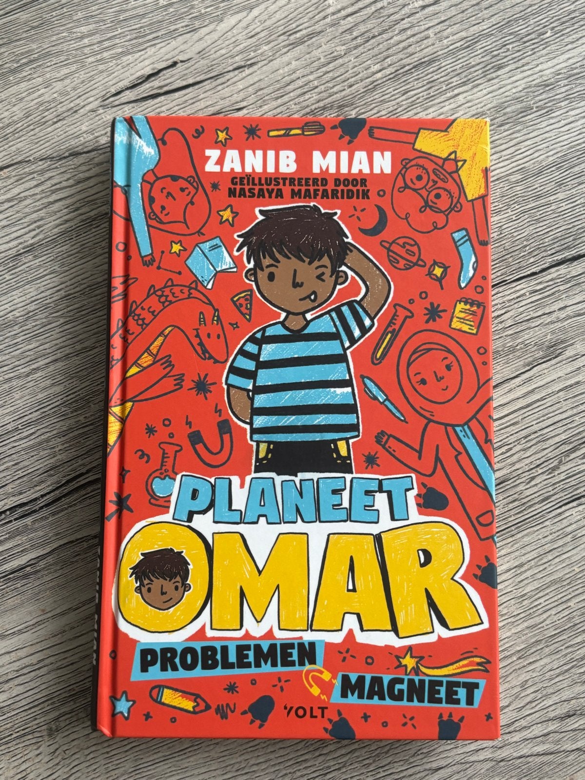 Planeet Omar: Problemen Magneet - Zanib Mian, Boeken, Ophalen of Verzenden, Zo goed als nieuw, Fictie