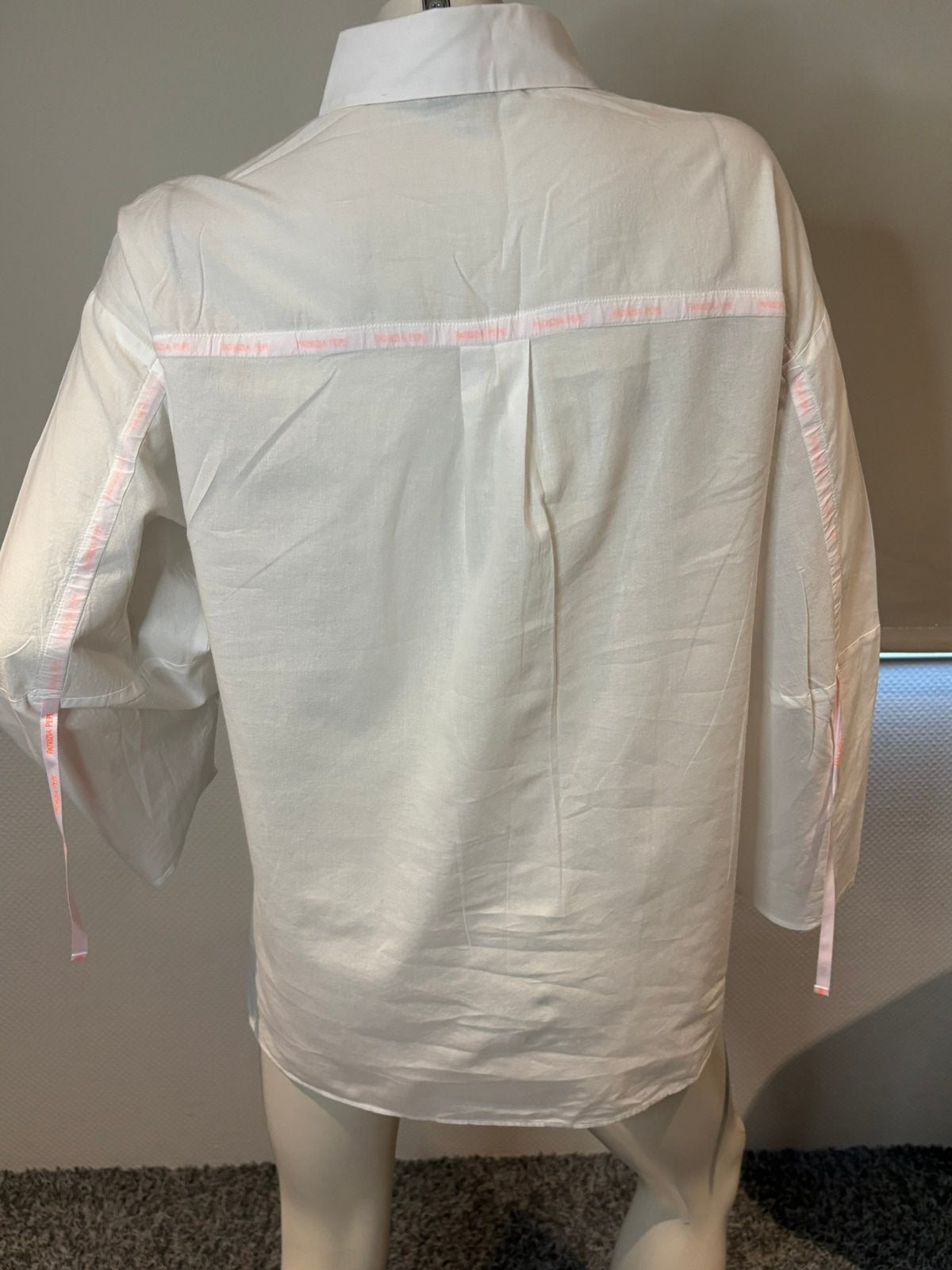 Patrizia pepe blouse met roze logo lint maat it 44 nl 40, Kleding | Dames, Ophalen of Verzenden, Zo goed als nieuw, Maat 38/40 (M)