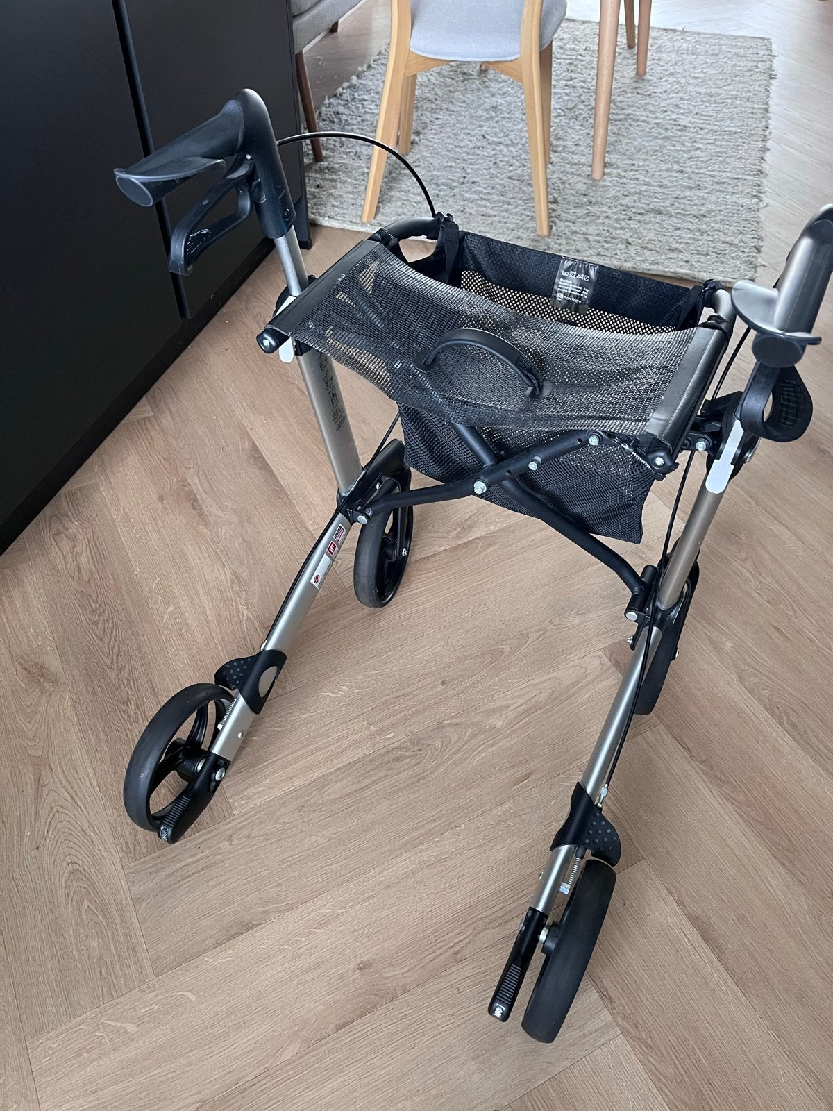 Rollator Gemino 30 – Zilver/Grijs – In zeer goede staat, Ophalen, Opvouwbaar, Zo goed als nieuw