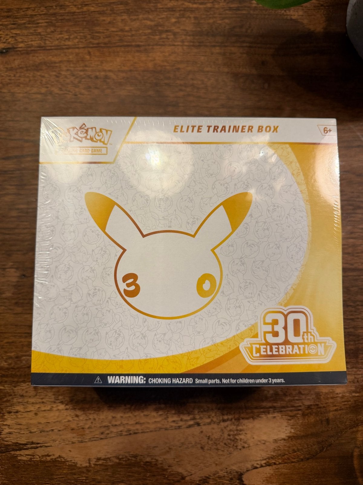 Pokémon TCG: 30th Celebration Elite Trainer Box pikachu, Hobby en Vrije tijd, Ophalen, Nieuw, Boosterbox, Foil