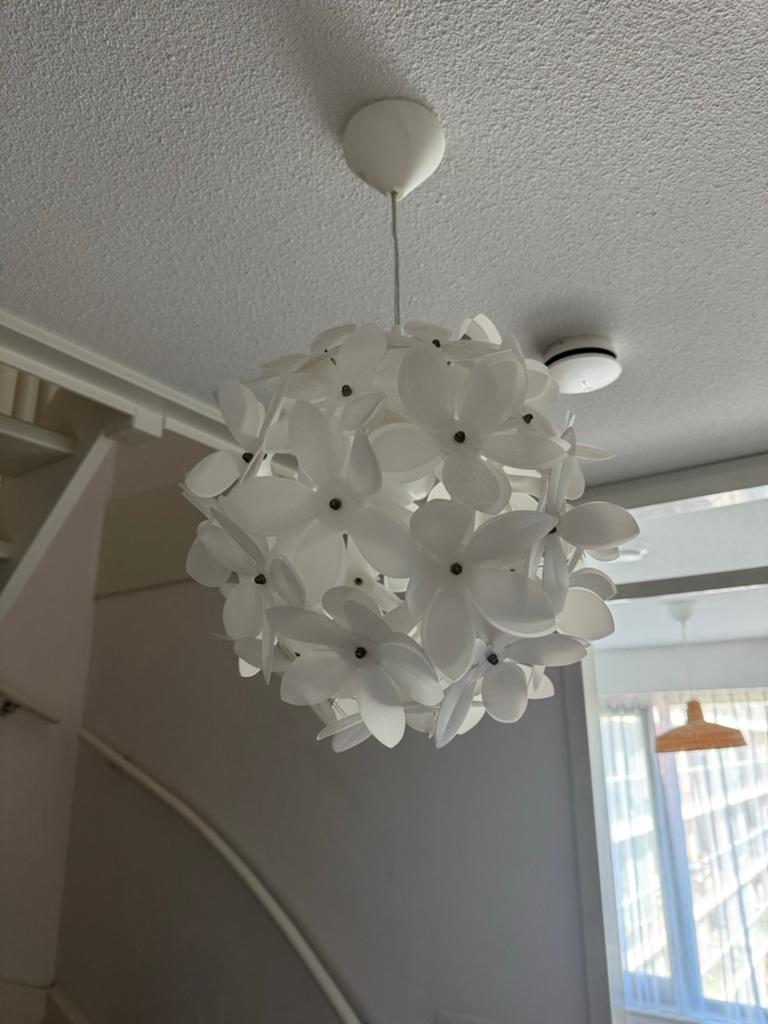 IKEA Maskros Plafondlamp - Bloemendesign, Huis en Inrichting, Ophalen, Zo goed als nieuw, Kunststof, Minder dan 50 cm